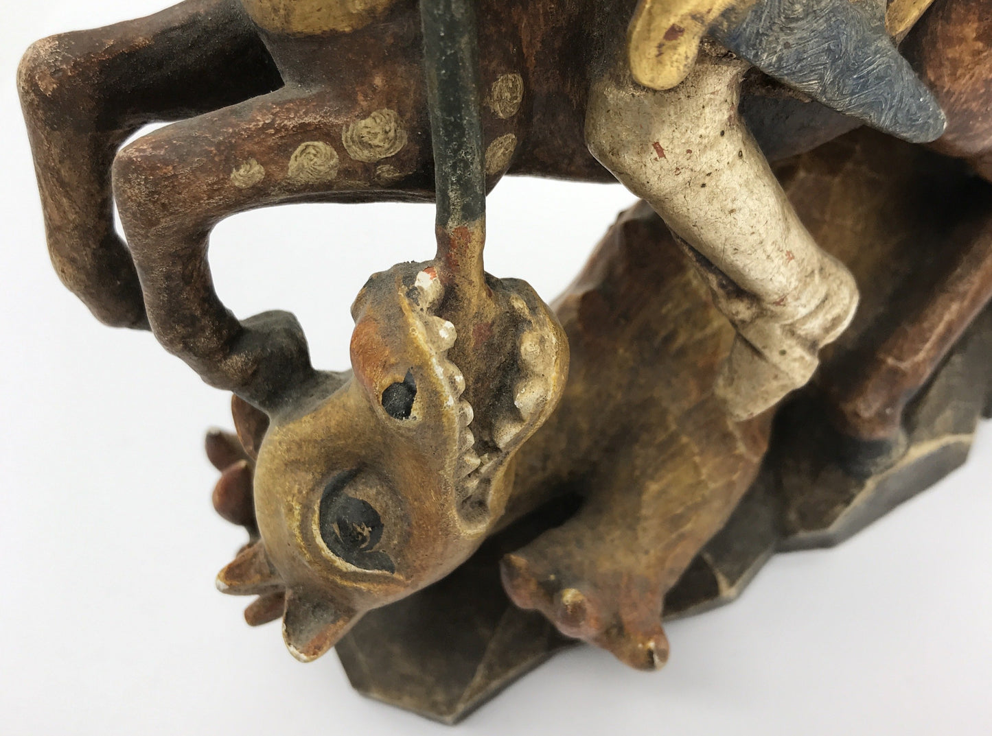 Figur Ritter auf Pferd bekämpft Drache, Holz geschnitzt, Deko