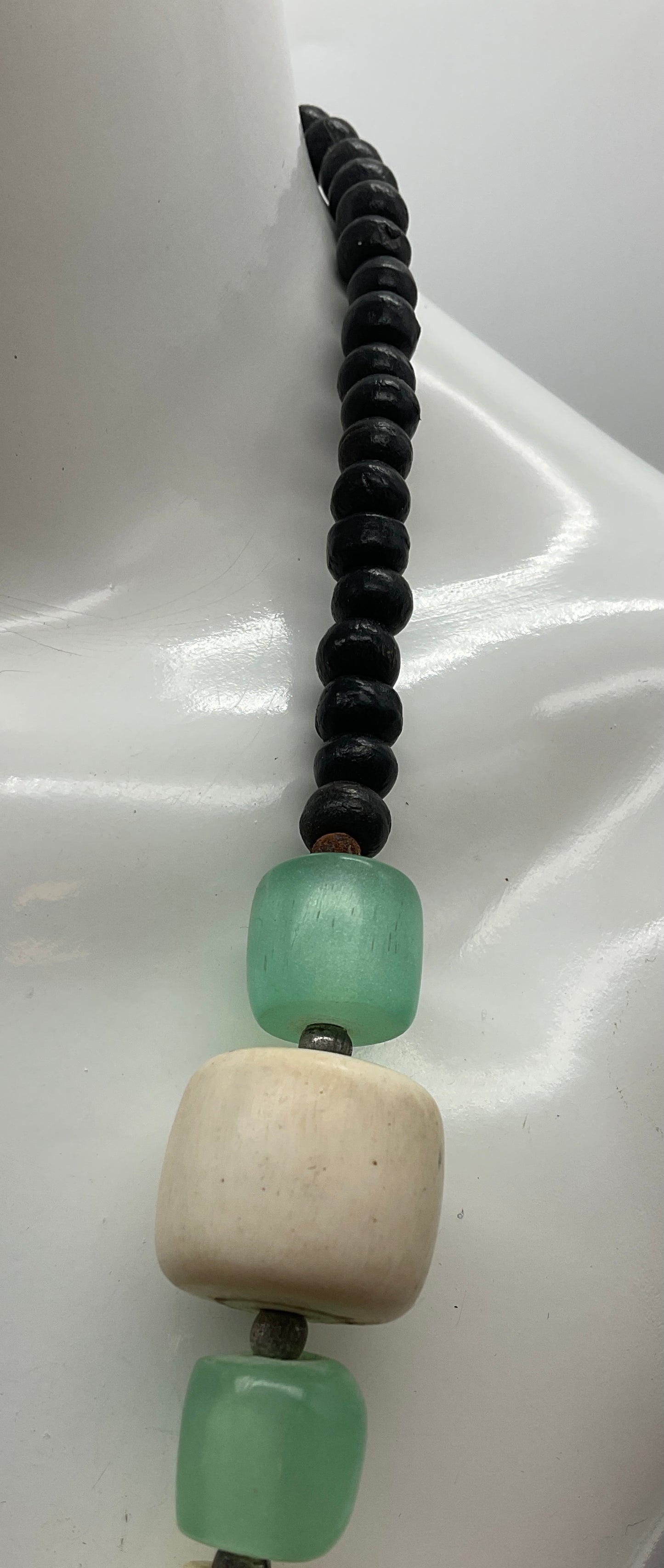 Dekorative Kette, Kette mit Perlen, creme, türkis, schwarz farben