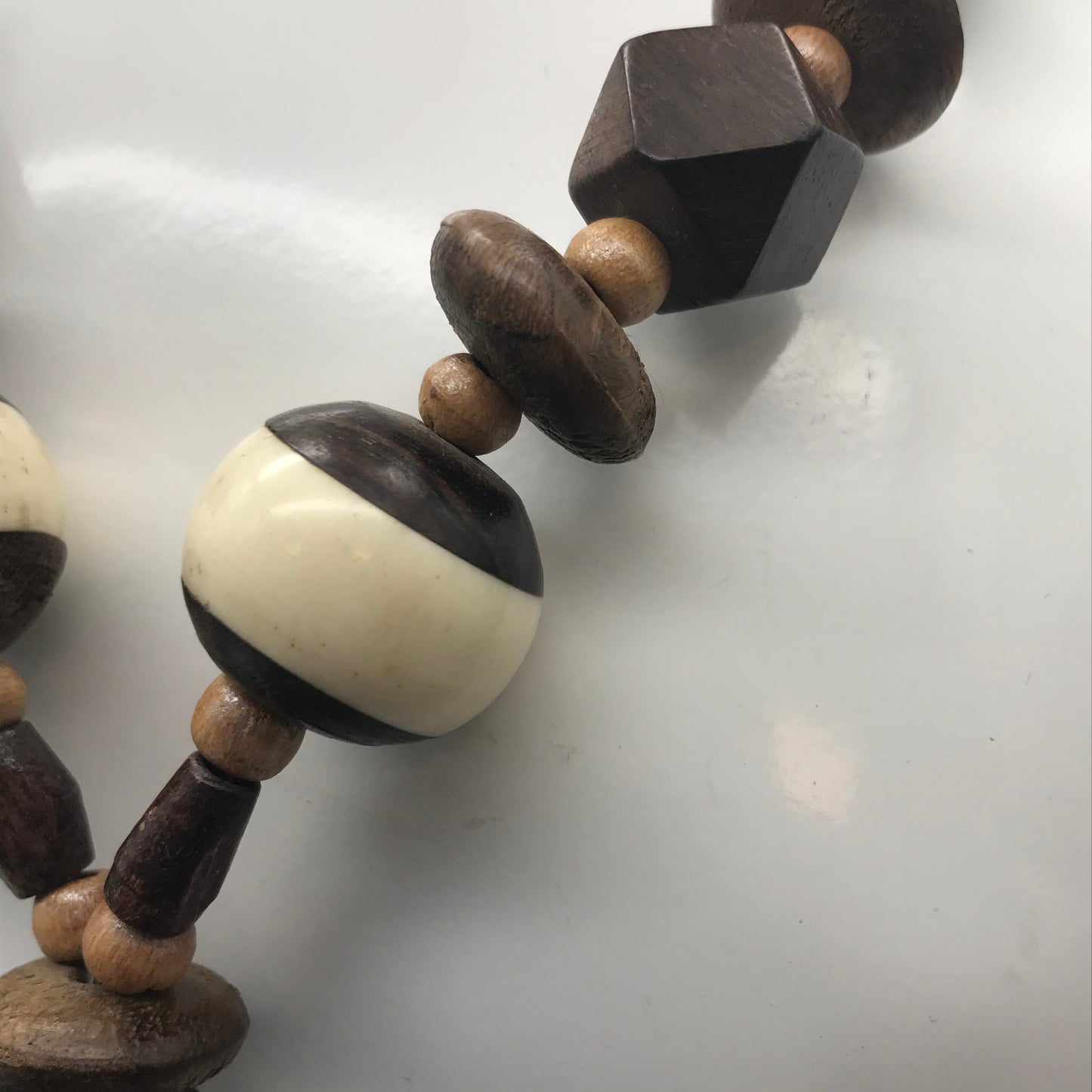 Dekorative Kette, Kette mit Perlen, holz