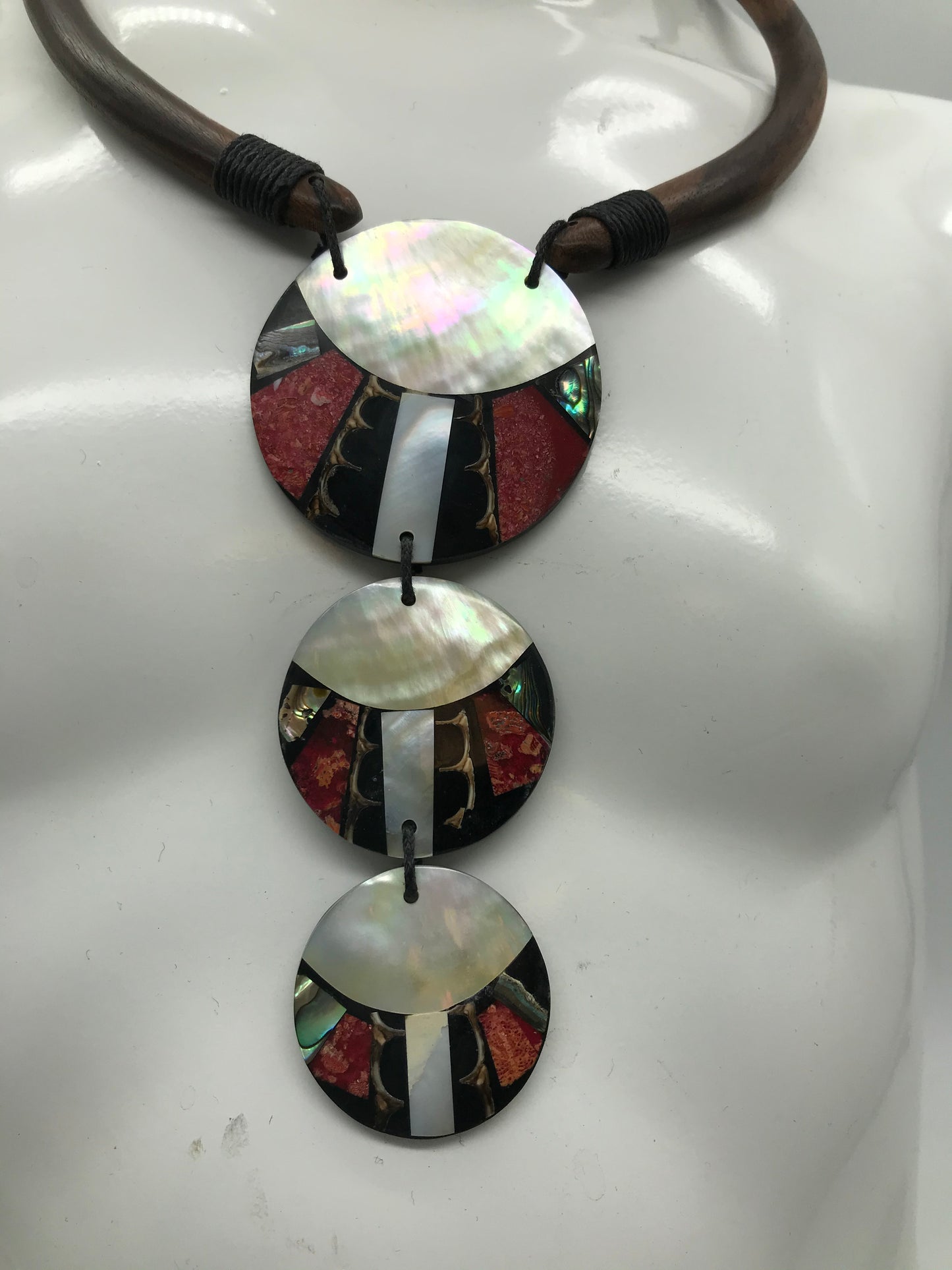 Kette aus Holz, Afrikanischer Look, runde Anhänger, Perlsmuttfarbend,rot,schwarz,braun