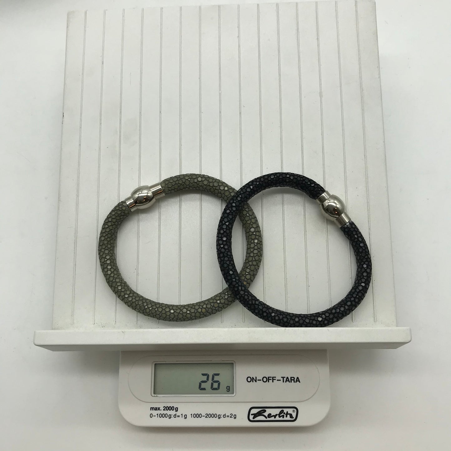 Modeschmuck Armreifen 2 Stück, schwarz und kaki glitzerfarbend