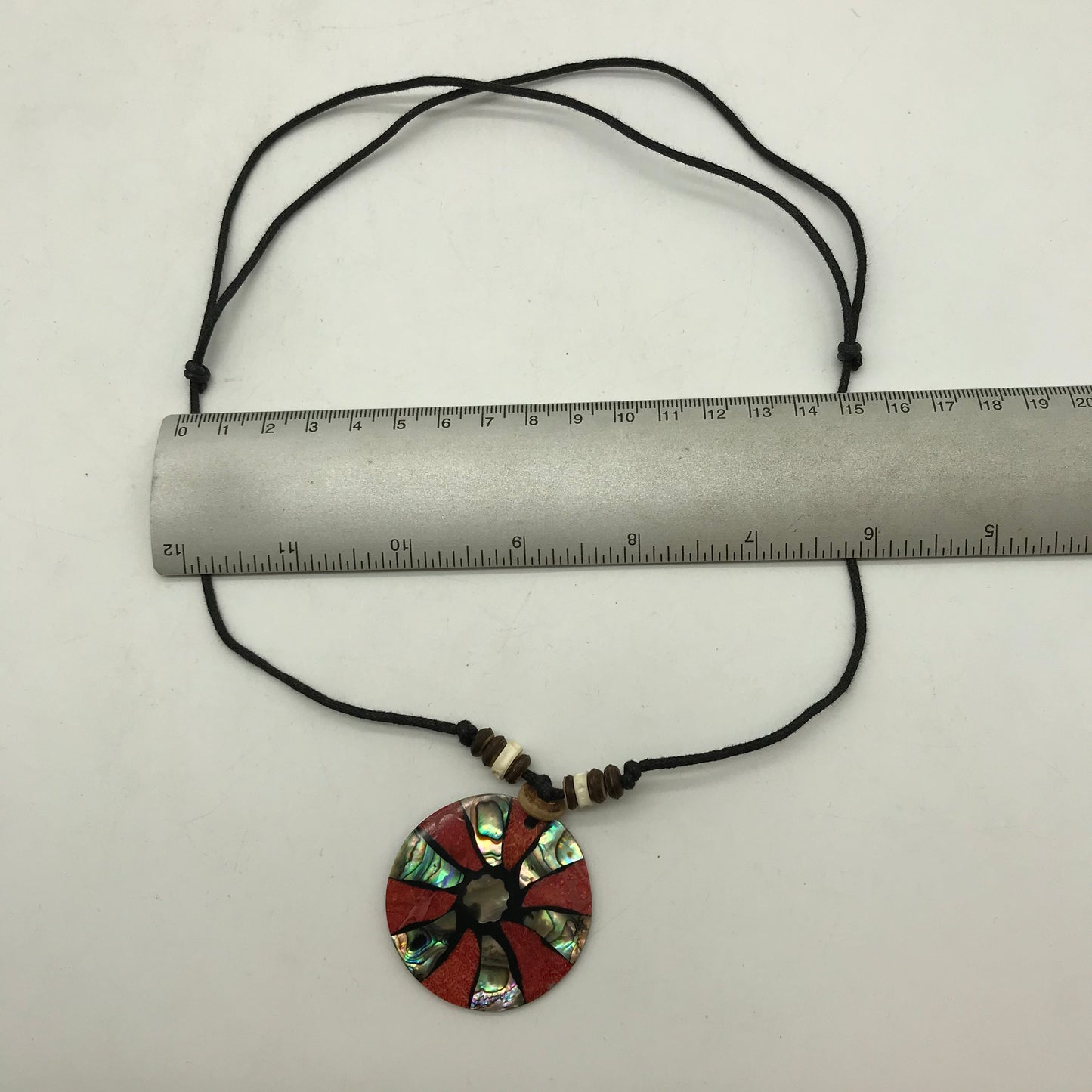2 x Kette aus Holz, Afrikanischer Look, runde Anhänger, Perlsmuttfarbend