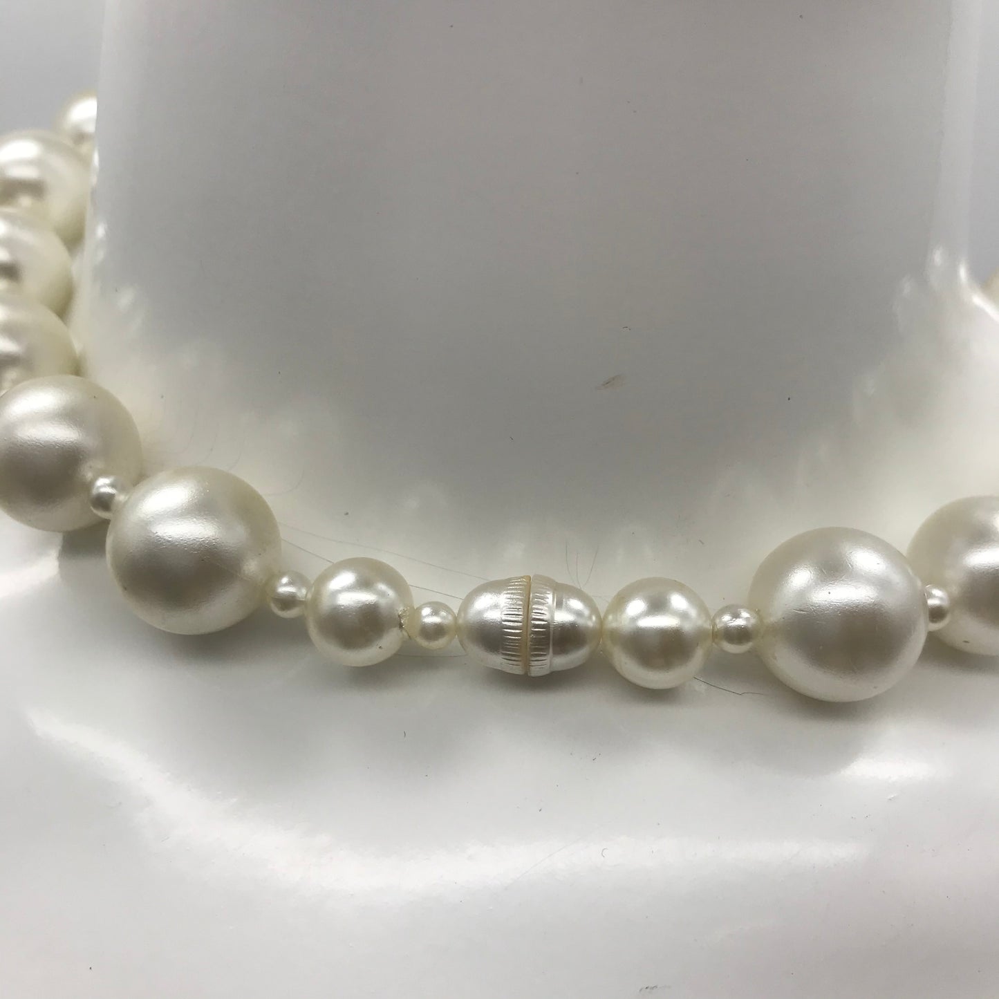Dekorative Kette, Kette mit Perlen, weiß creme farben