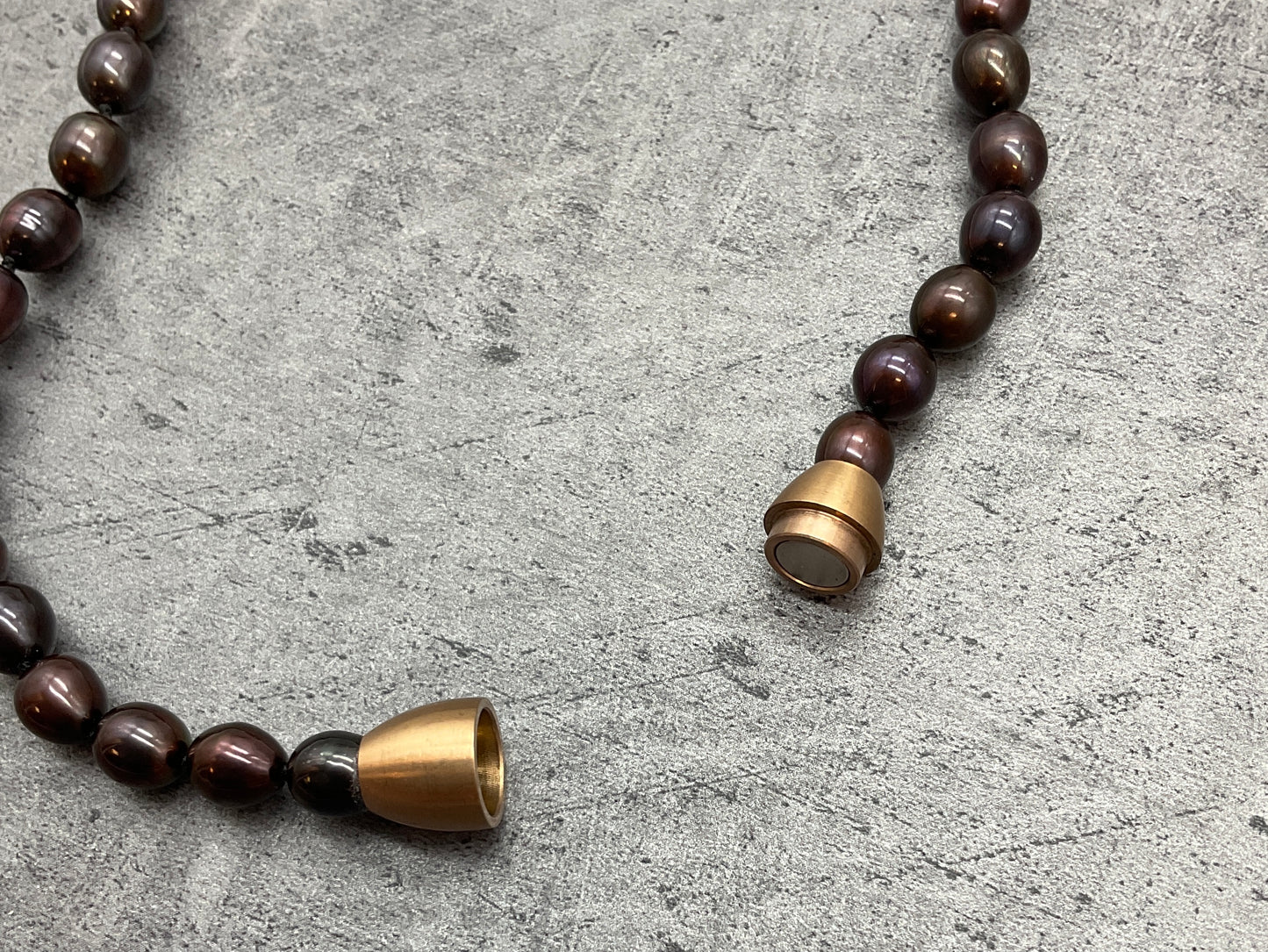 Modeschmuck Perlenkette, dunkellila, beerenfarbend, goldfarbener Magnetverschluss