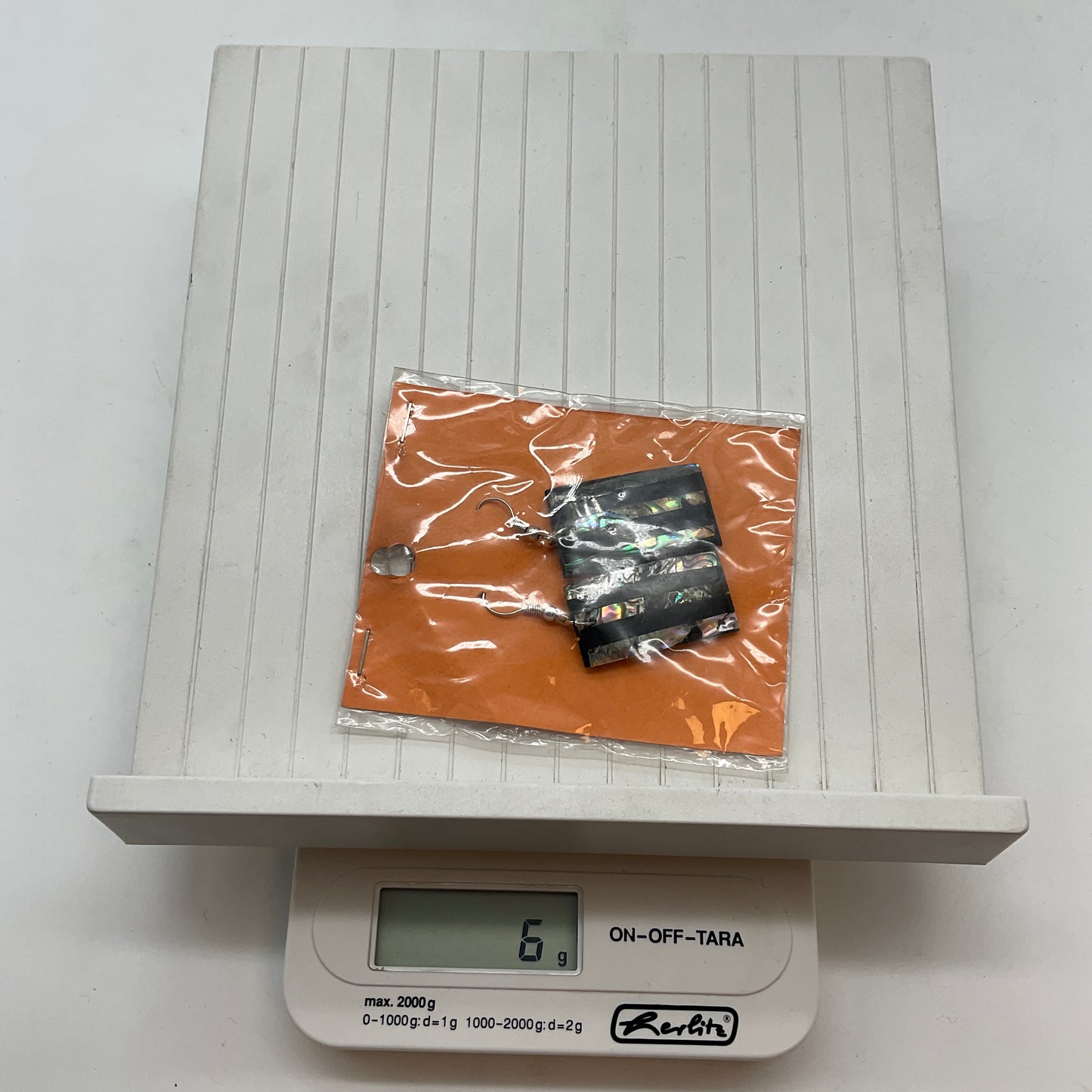 Ohrringe aus Holz, schwarz und perlmuttfarben,