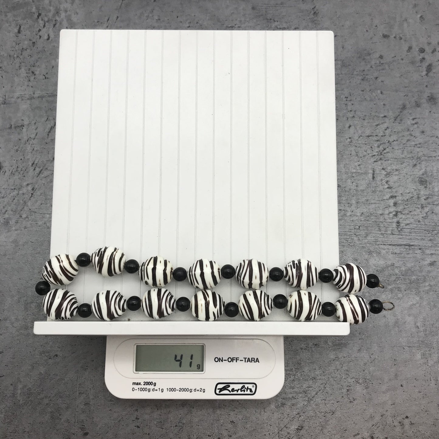 Dekorative Kette, Kette mit Perlen, schwarz weiß farben, geringelt