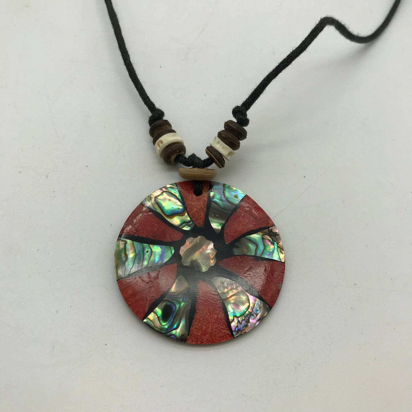 2 x Kette aus Holz, Afrikanischer Look, runde Anhänger, Perlsmuttfarbend