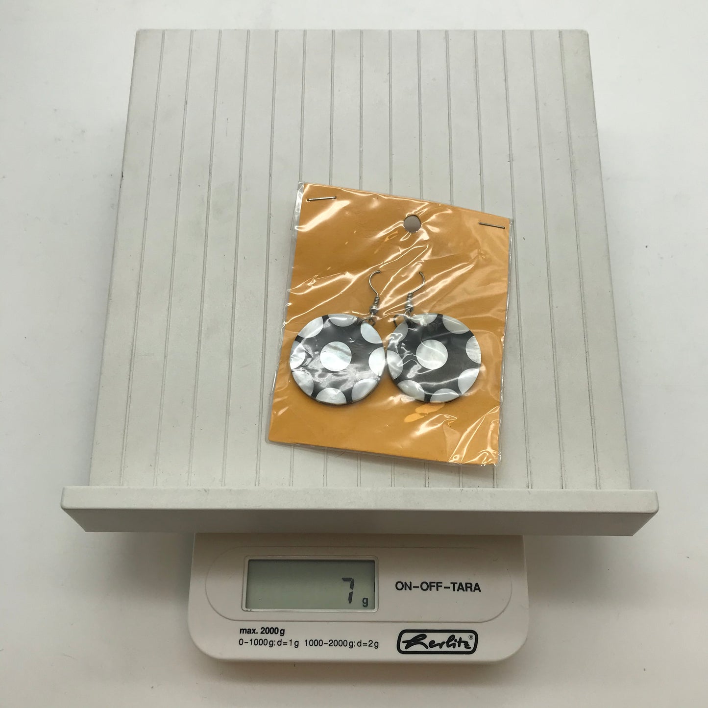 Ohrringe aus Holz, schwarz und perlmuttfarben,