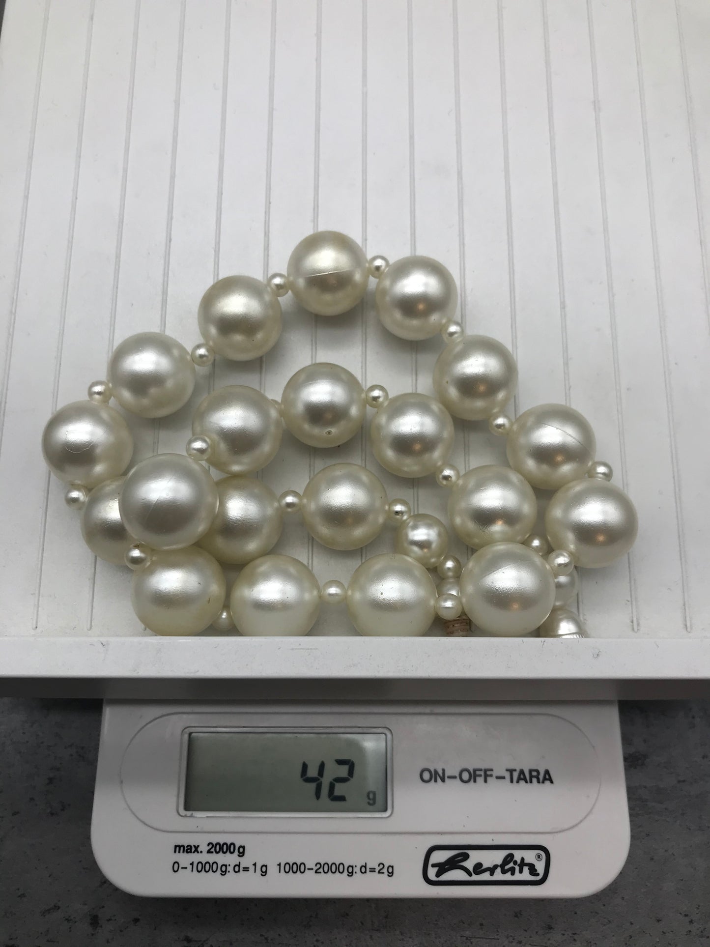 Dekorative Kette, Kette mit Perlen, weiß creme farben