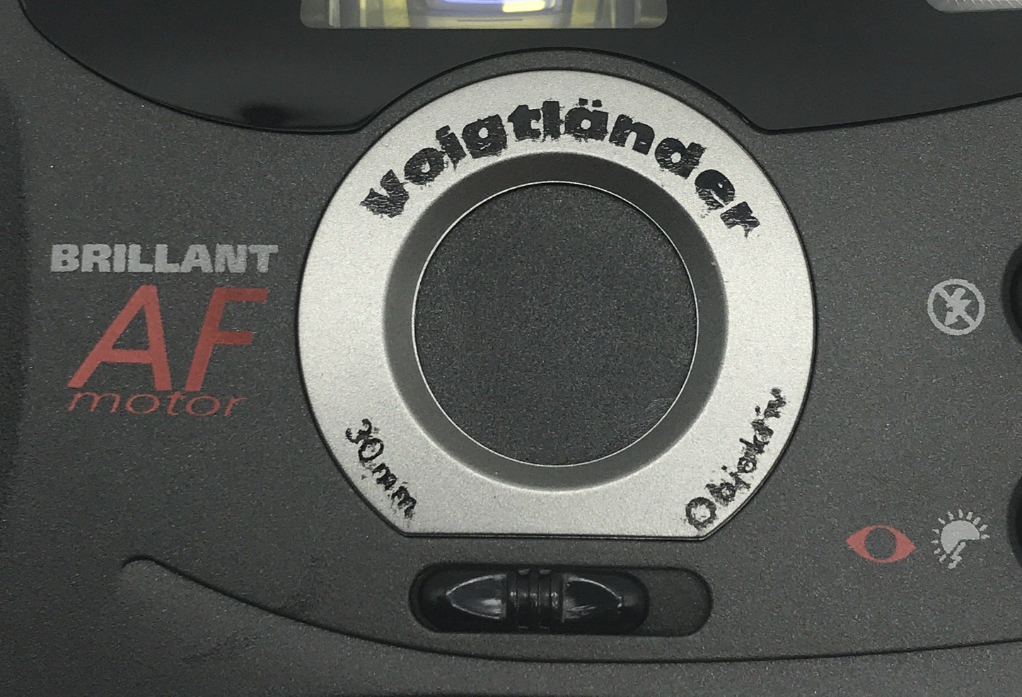 Voigtländer BRILLANT AF motor 30mm Objektiv schwarz mit Tasche