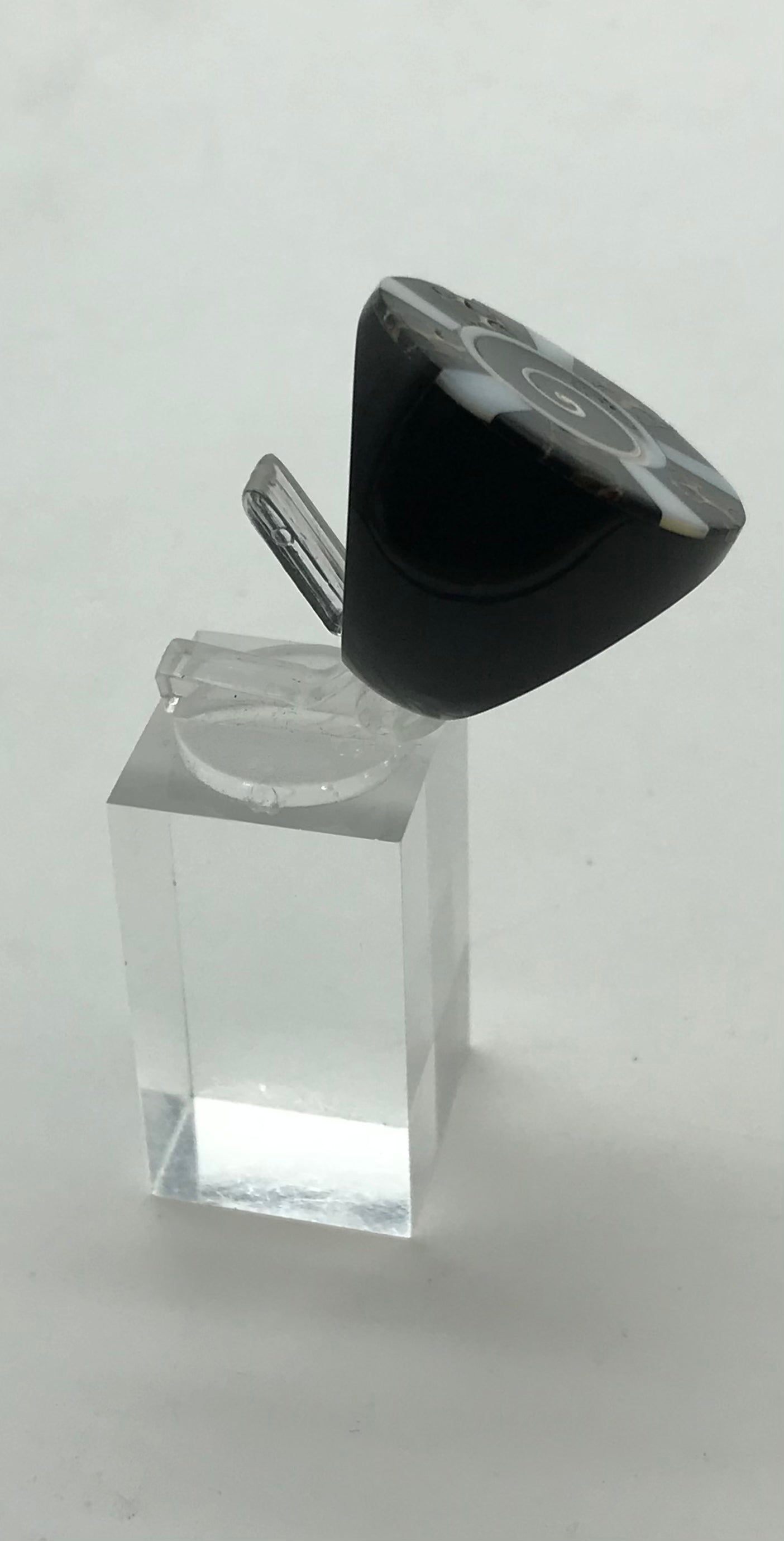 Ring aus Holz - Perlmuttfarben - Handarbeit- Muschelmotiv, Ringgröße: 18,5mm