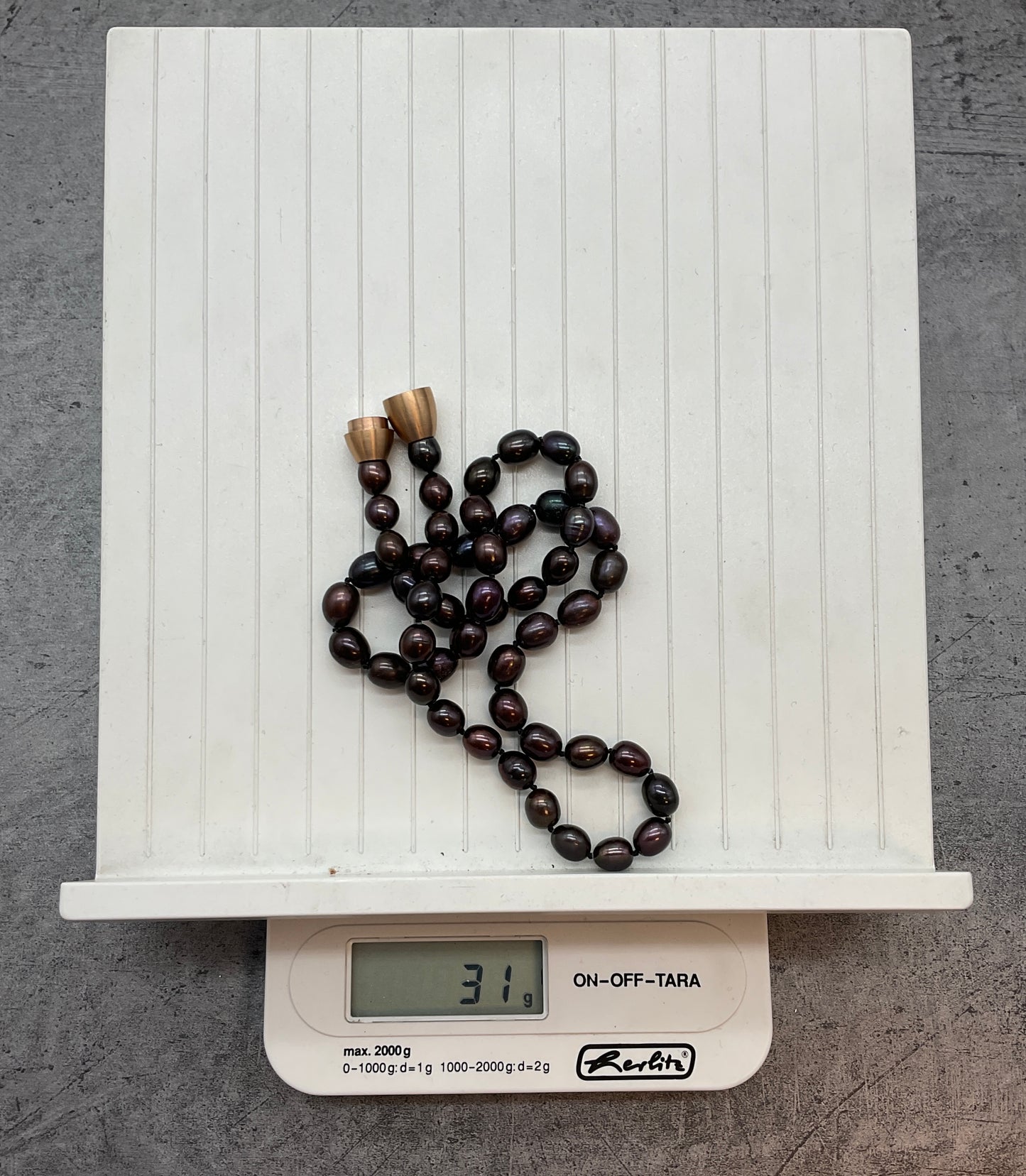 Modeschmuck Perlenkette, dunkellila, beerenfarbend, goldfarbener Magnetverschluss