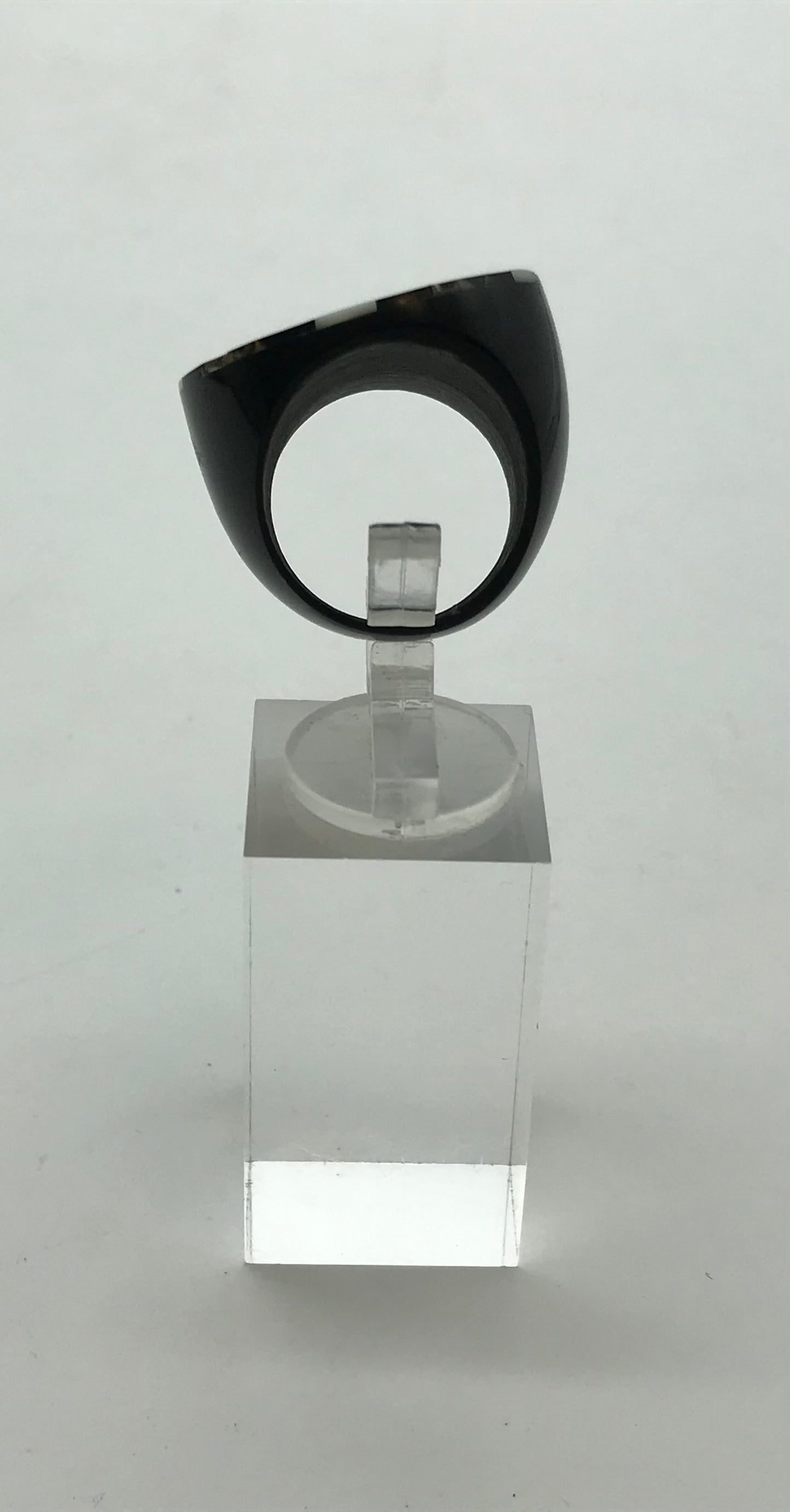 Ring aus Holz - Perlmuttfarben - Handarbeit- Muschelmotiv, Ringgröße: 18,5mm