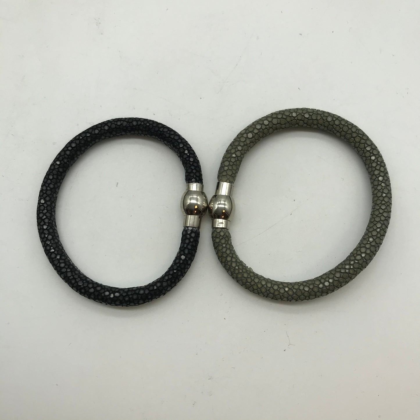 Modeschmuck Armreifen 2 Stück, schwarz und kaki glitzerfarbend