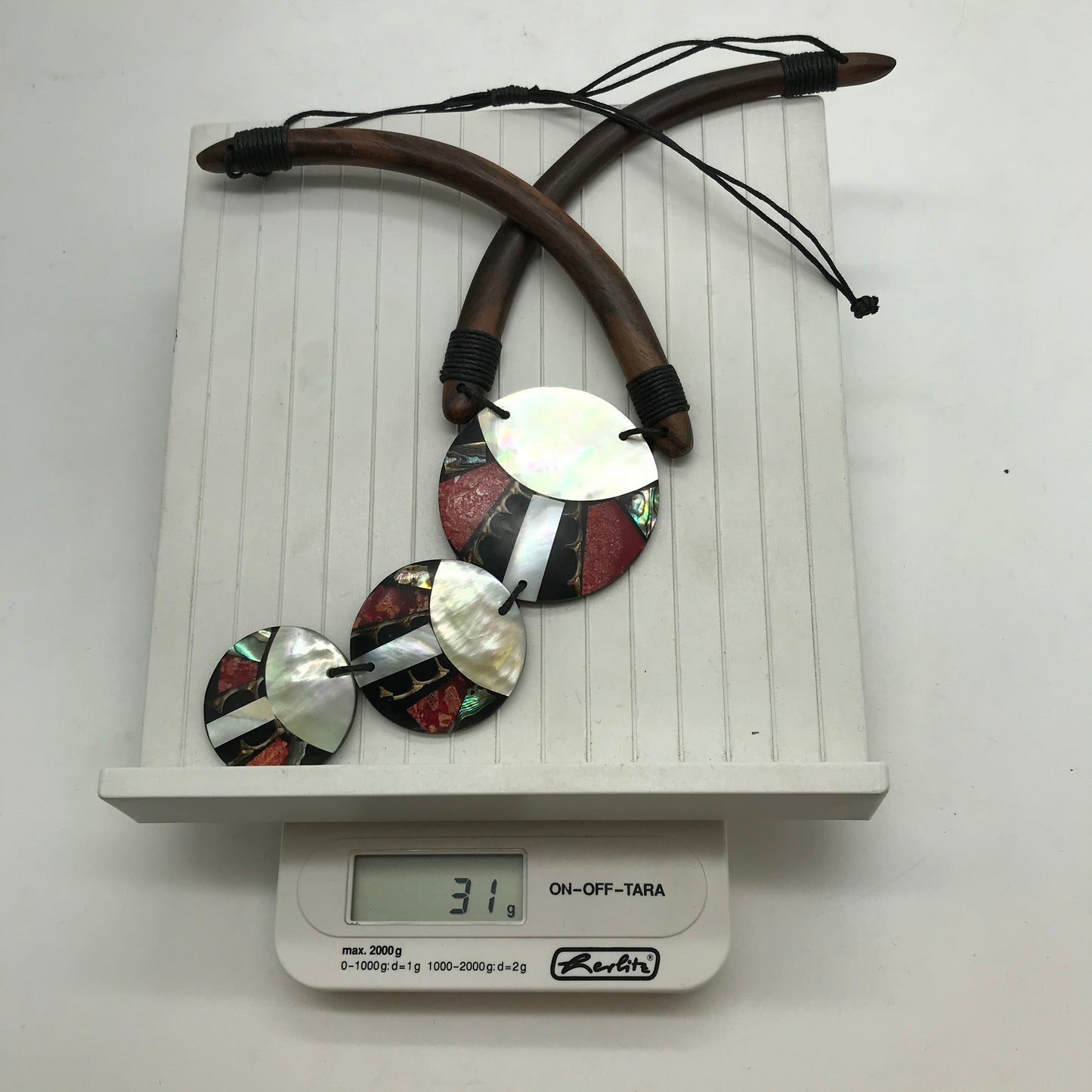 Kette aus Holz, Afrikanischer Look, runde Anhänger, Perlsmuttfarbend,rot,schwarz,braun