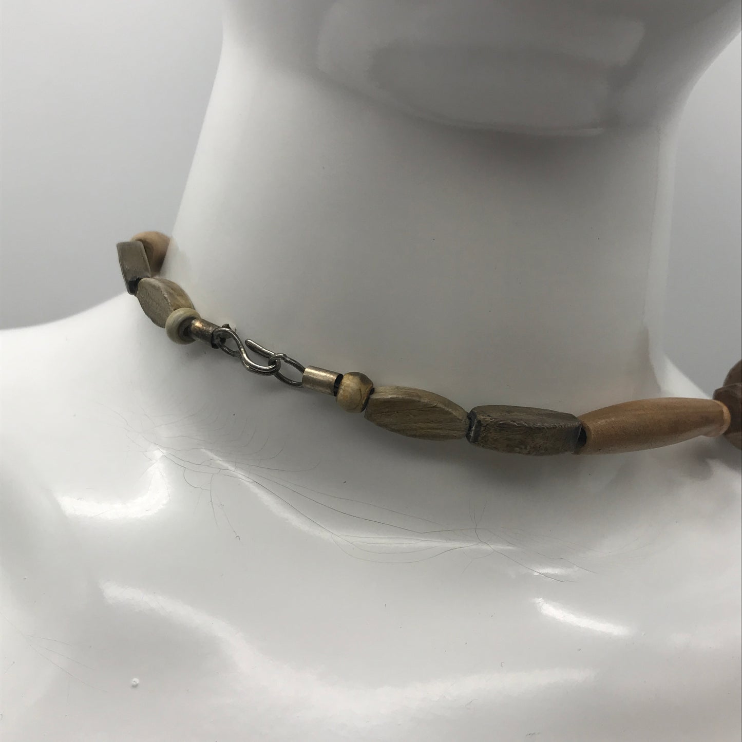 Dekorative Kette, Kette mit Perlen, holz