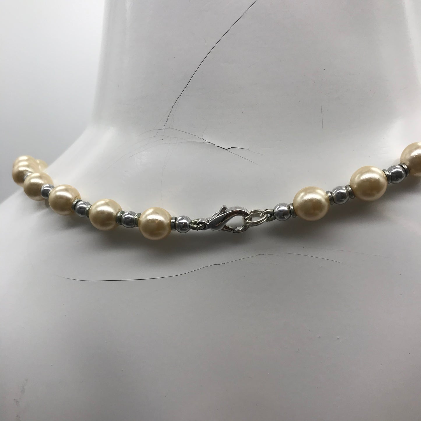 Dekorative Kette, Kette mit Perlen, weiß creme, silber farben