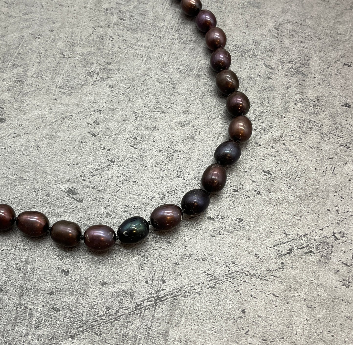 Modeschmuck Perlenkette, dunkellila, beerenfarbend, goldfarbener Magnetverschluss