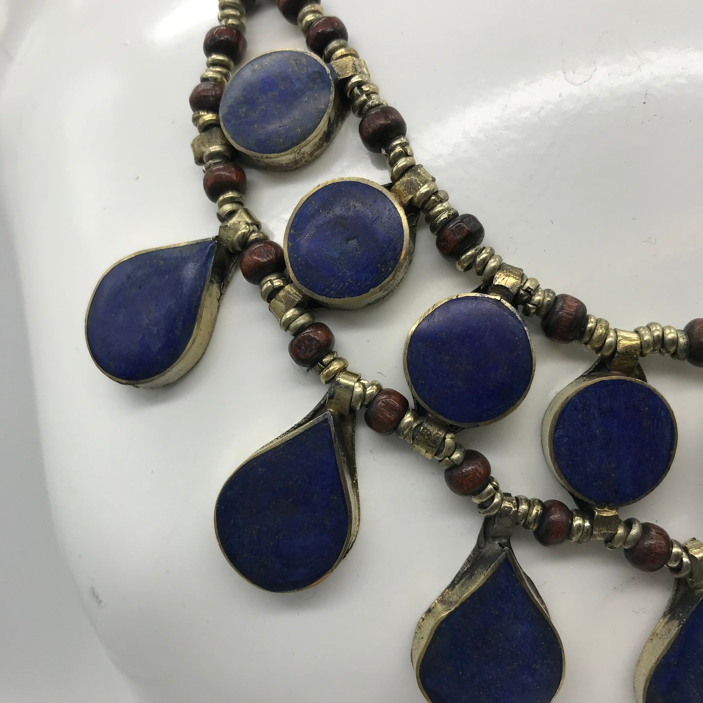 Statement Kette, Modeschmuck, königsblau, silber und rotfarbend, Tropfenform