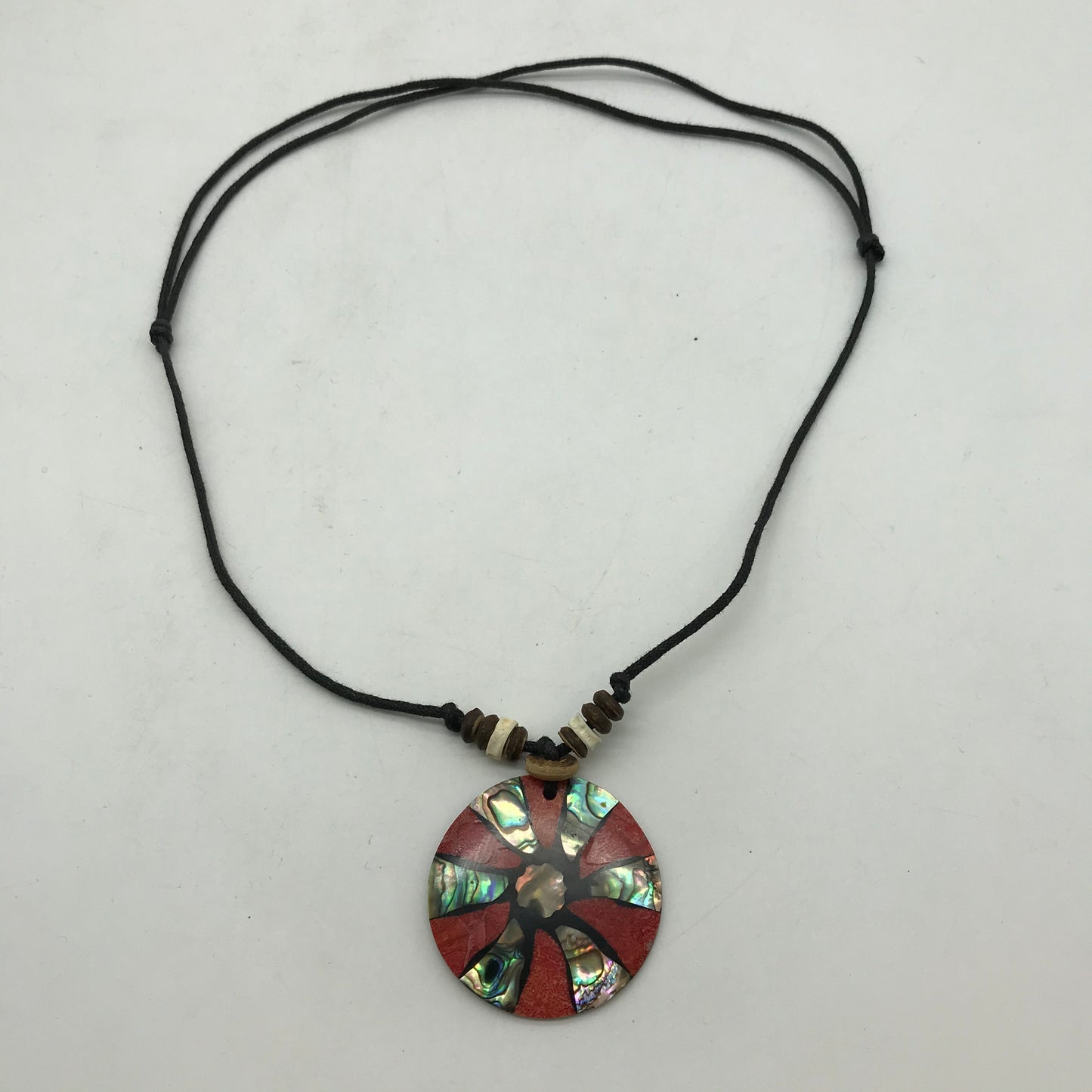 2 x Kette aus Holz, Afrikanischer Look, runde Anhänger, Perlsmuttfarbend