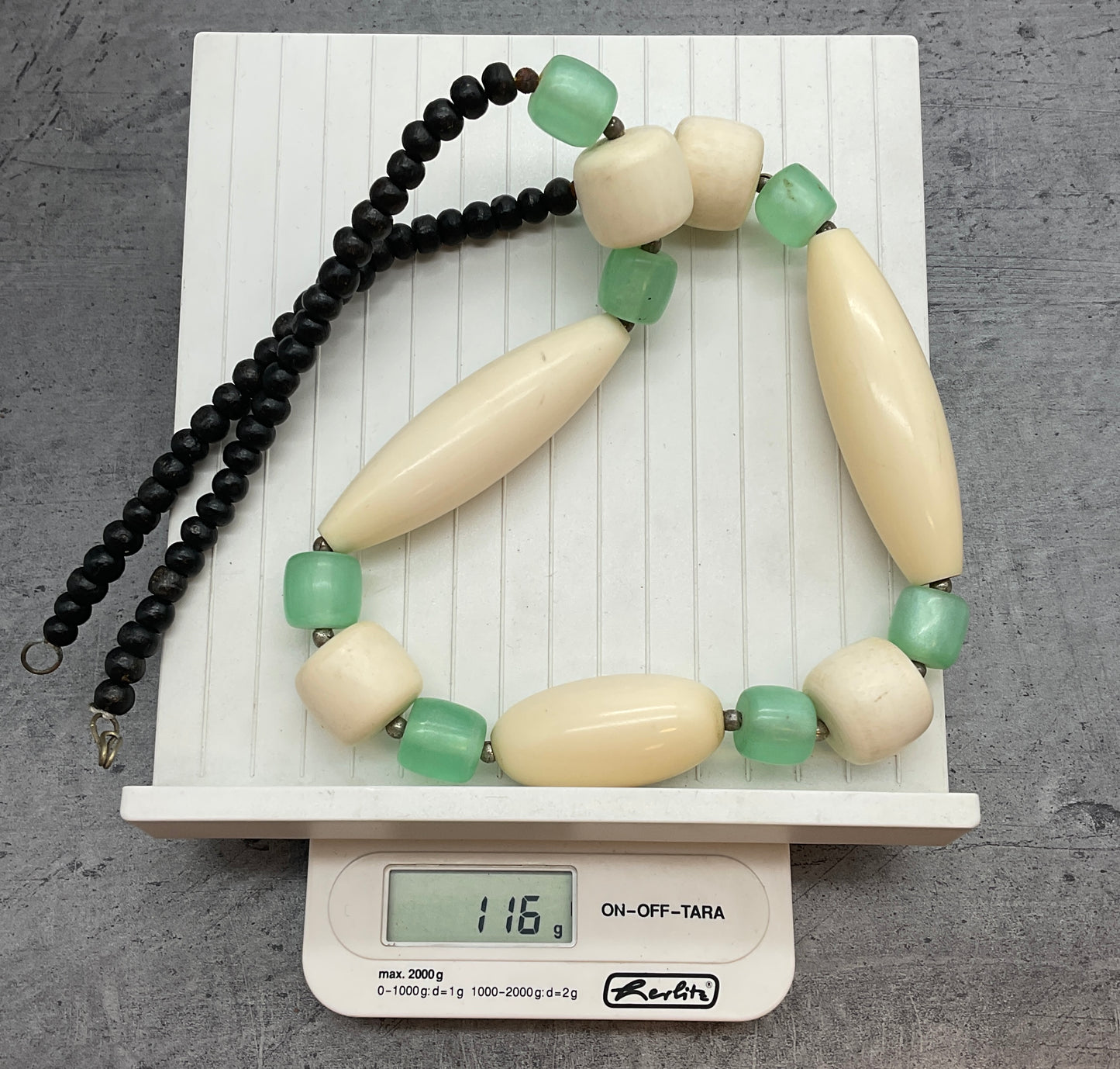 Dekorative Kette, Kette mit Perlen, creme, türkis, schwarz farben