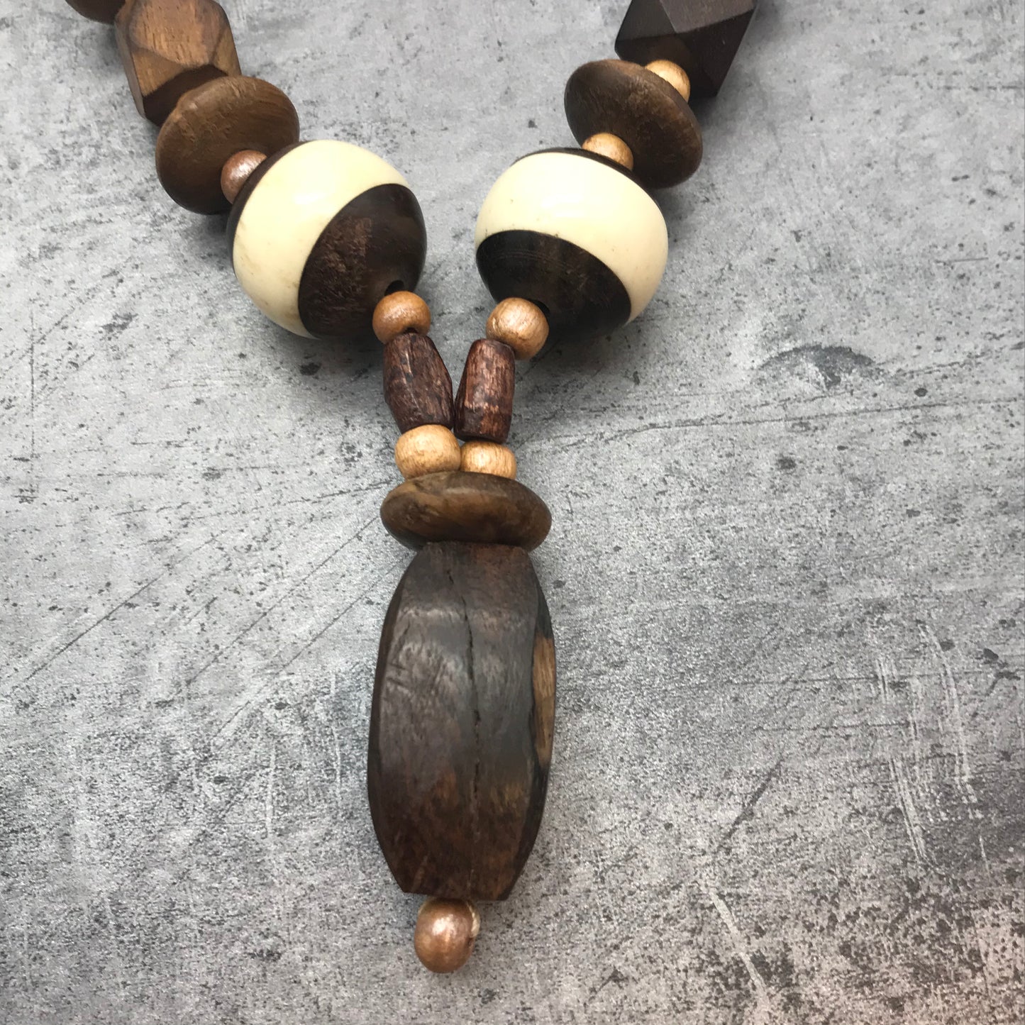 Dekorative Kette, Kette mit Perlen, holz