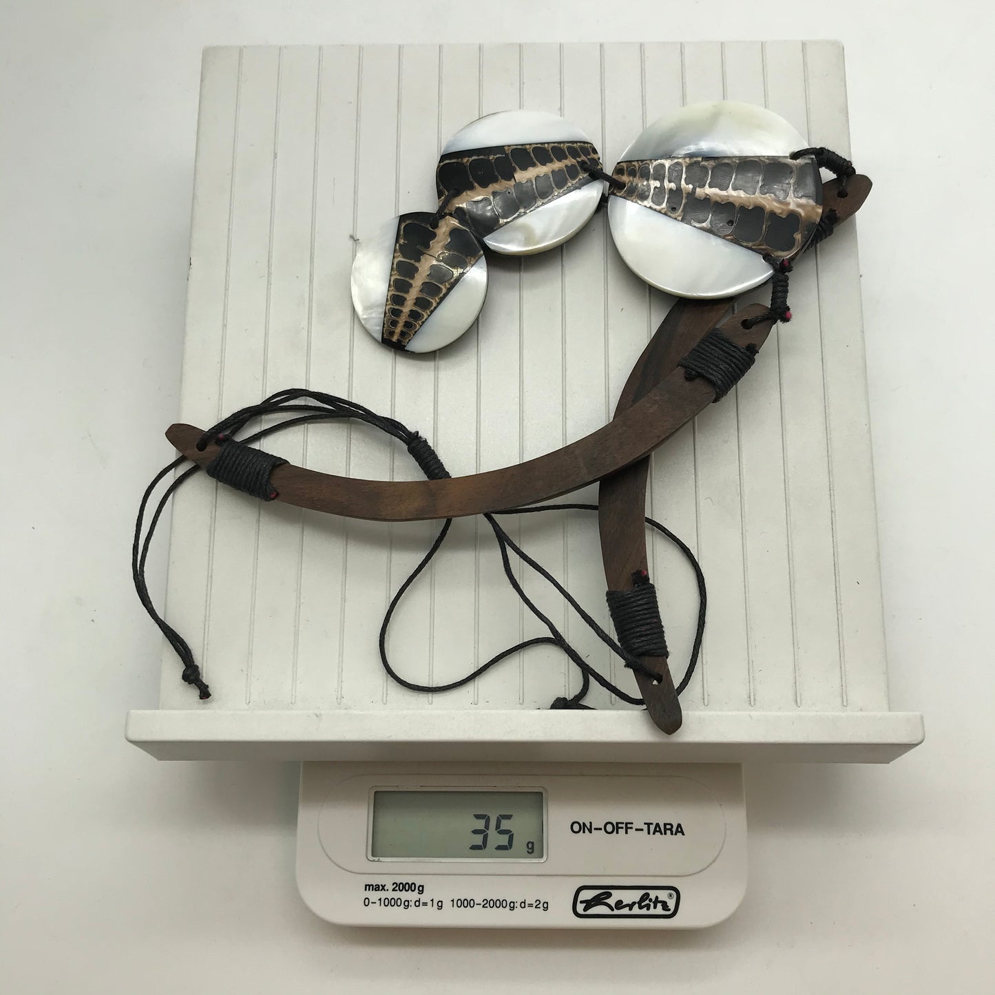 Kette aus Holz, Afrikanischer Look, runde Anhänger, Perlsmuttfarbend, beige, schwarz