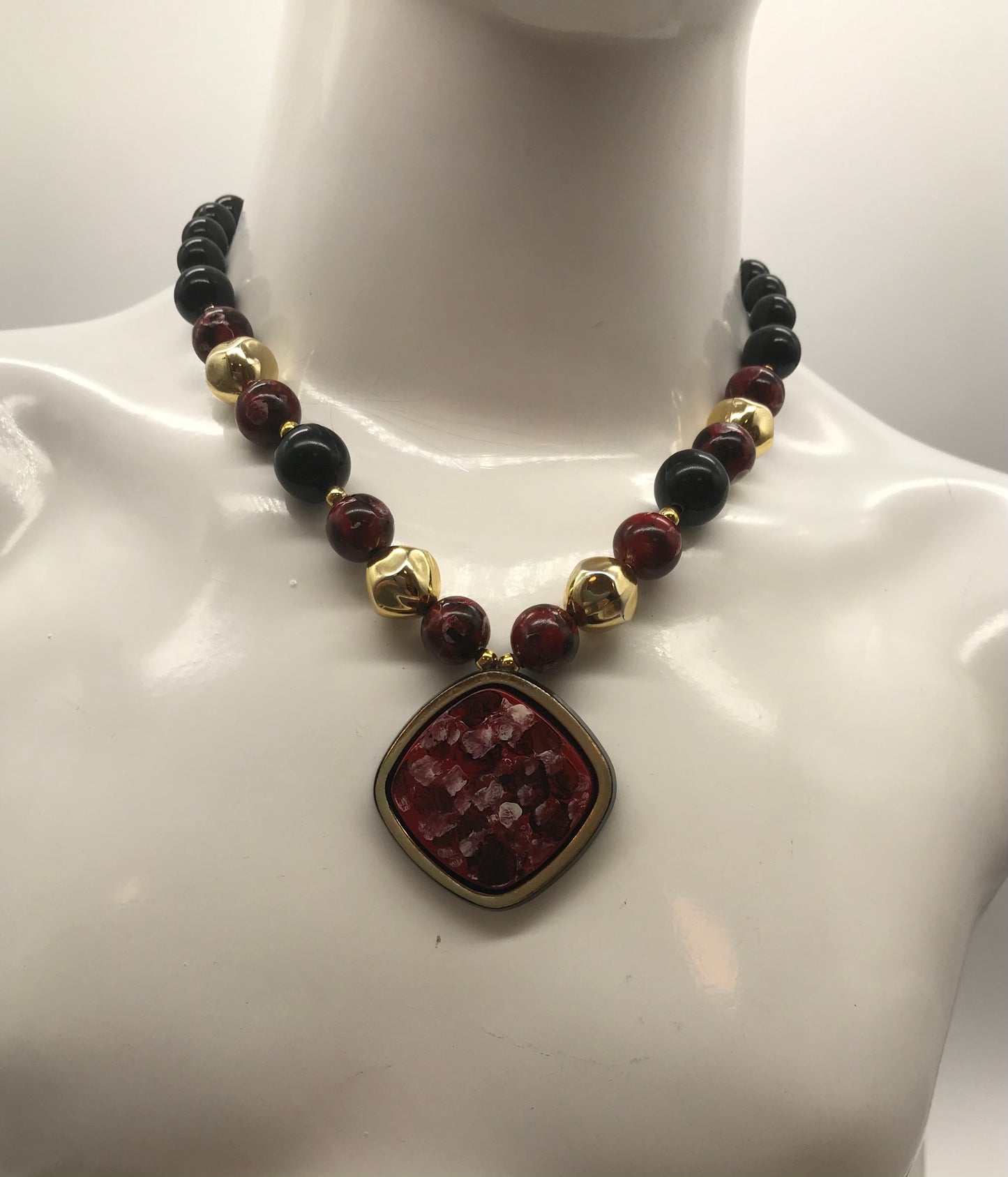Dekorative Kette, Kette mit Perlen, gold, rot, schwarz farben