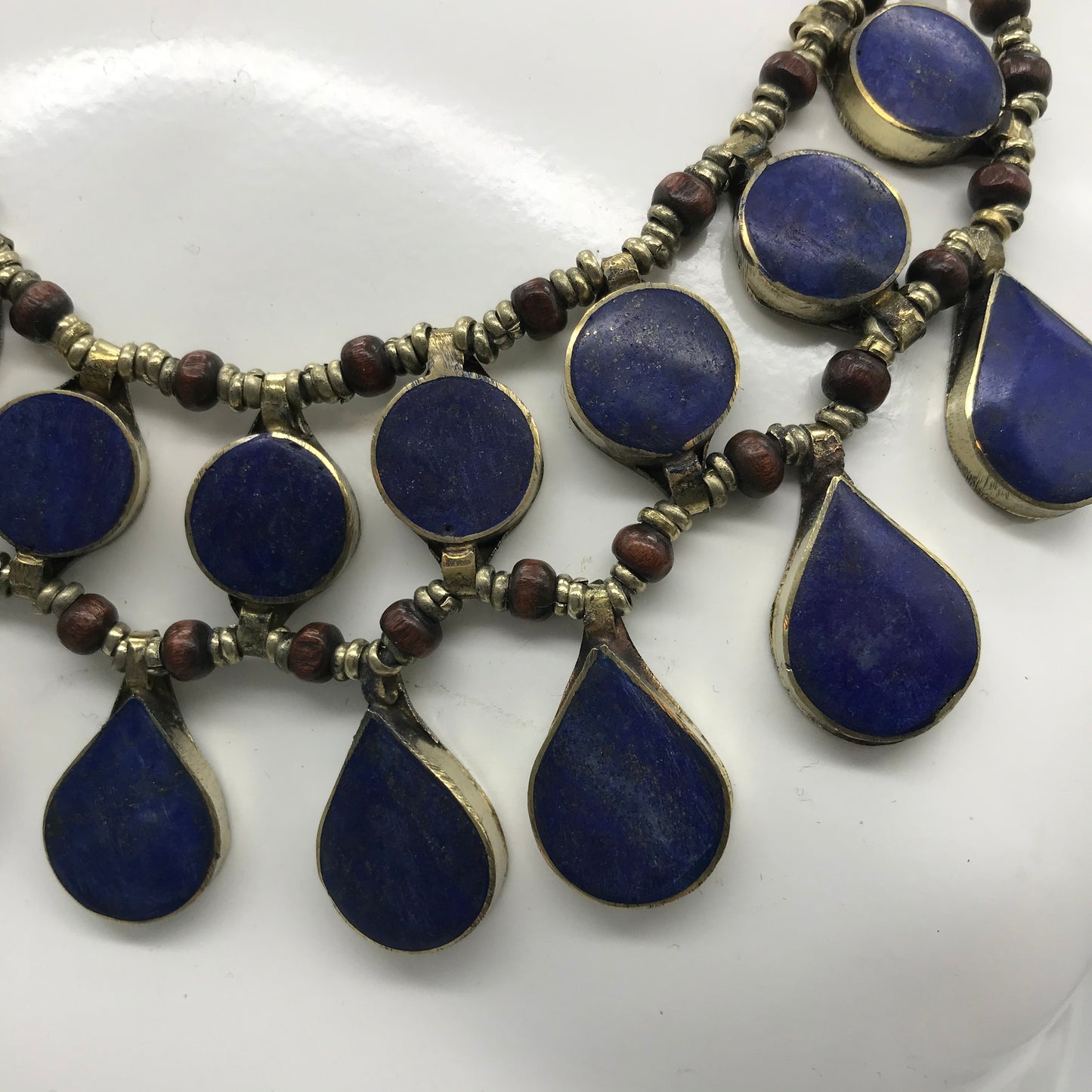 Statement Kette, Modeschmuck, königsblau, silber und rotfarbend, Tropfenform