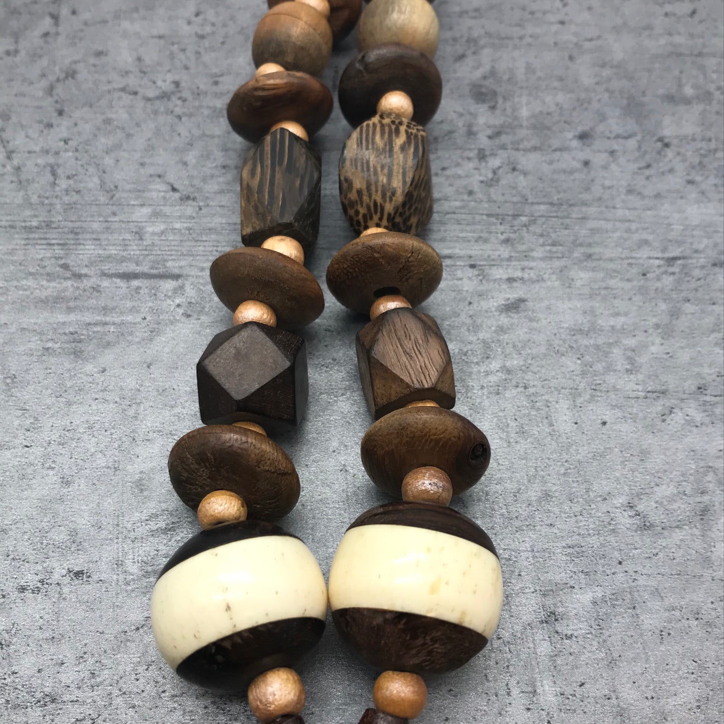 Dekorative Kette, Kette mit Perlen, holz