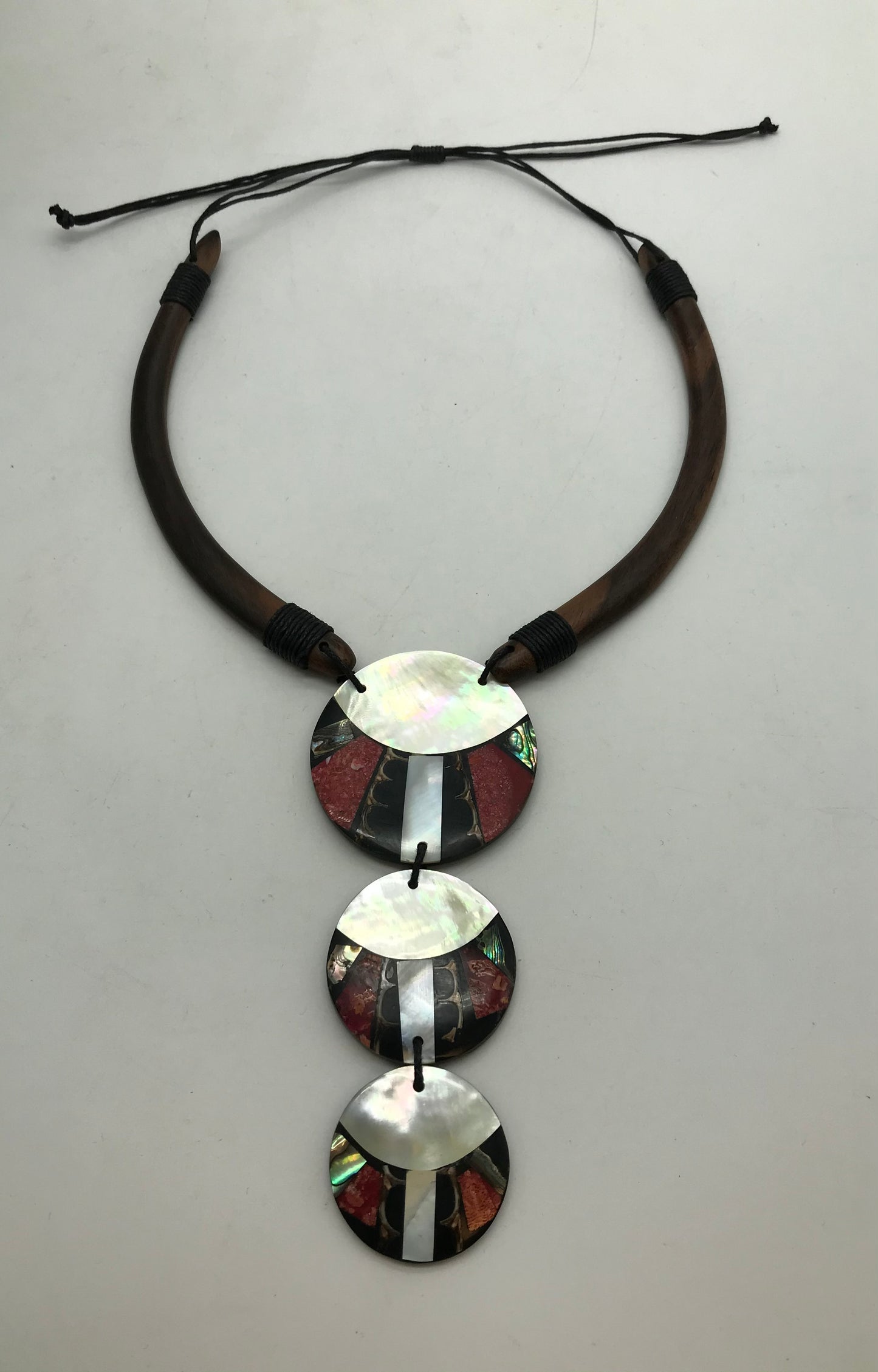 Kette aus Holz, Afrikanischer Look, runde Anhänger, Perlsmuttfarbend,rot,schwarz,braun