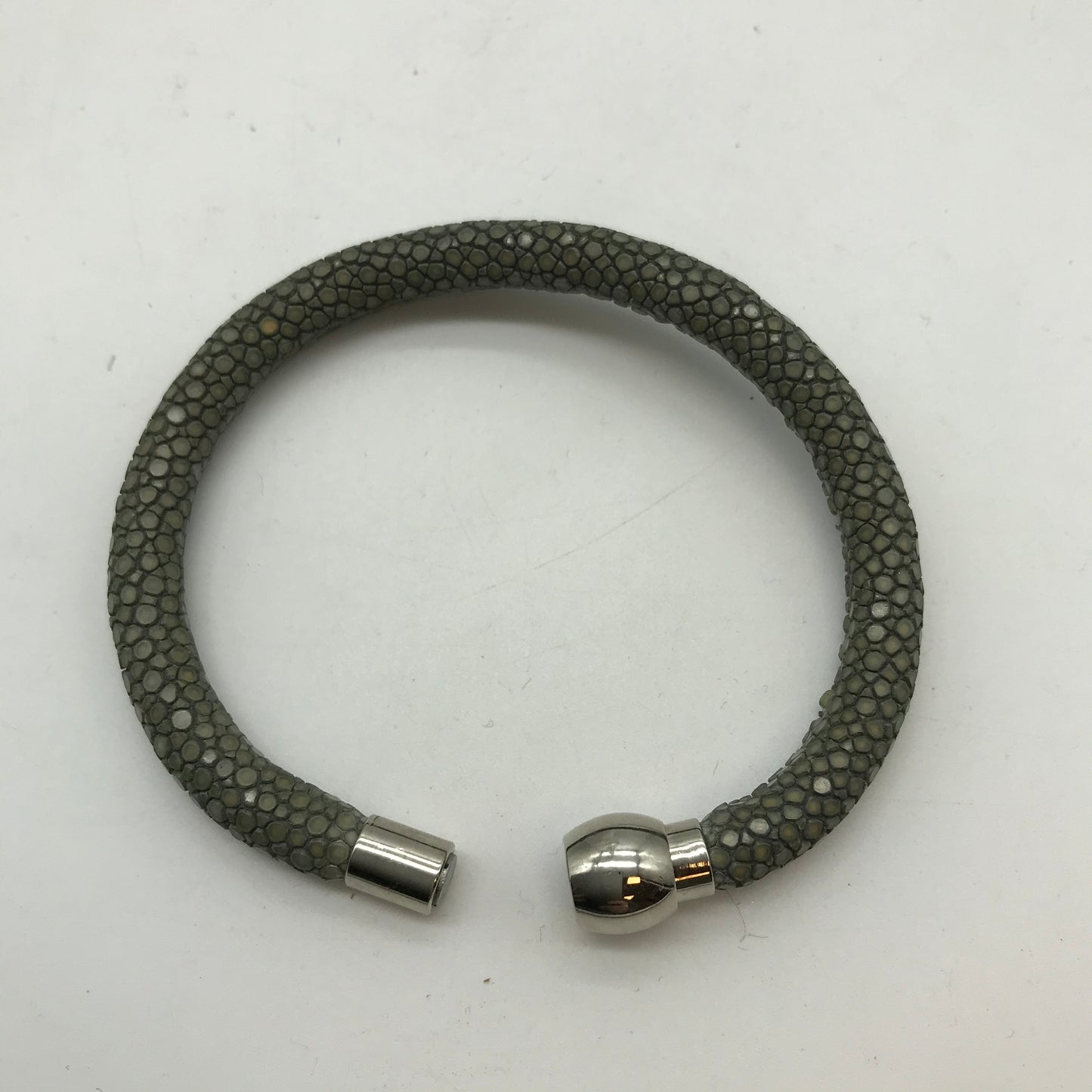 Modeschmuck Armreifen 2 Stück, schwarz und kaki glitzerfarbend