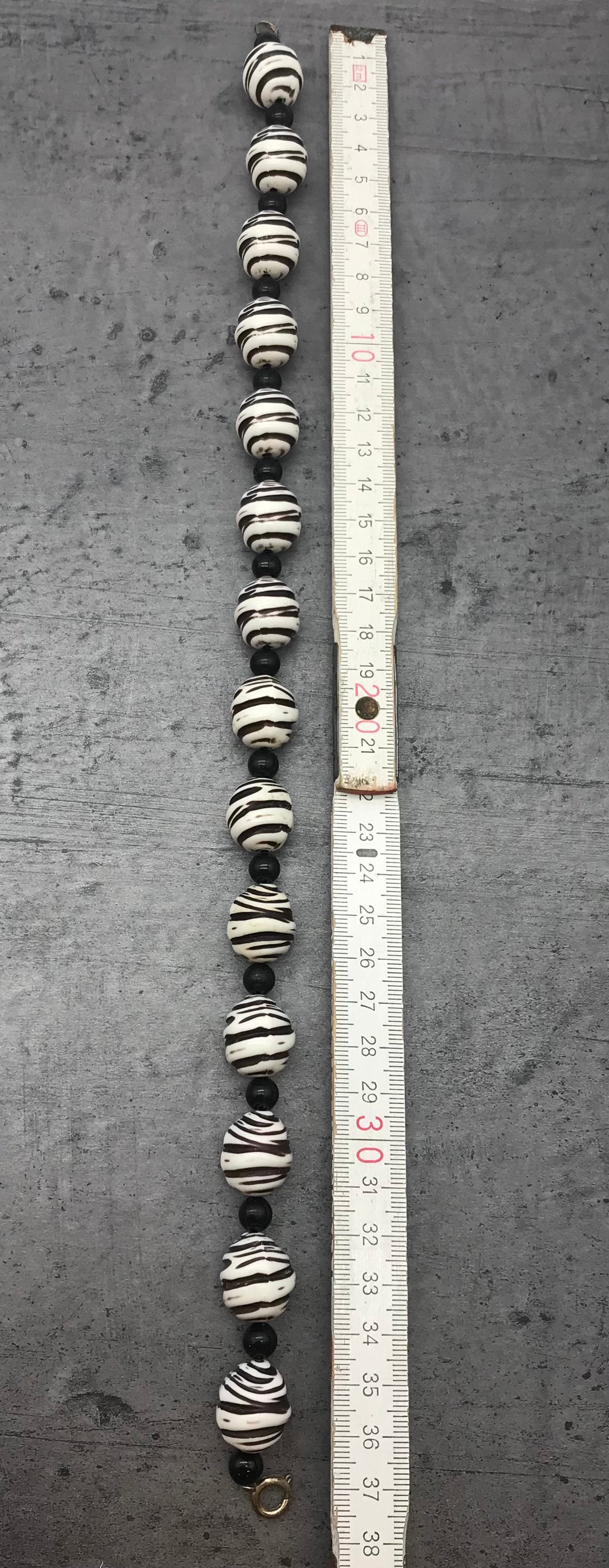 Dekorative Kette, Kette mit Perlen, schwarz weiß farben, geringelt