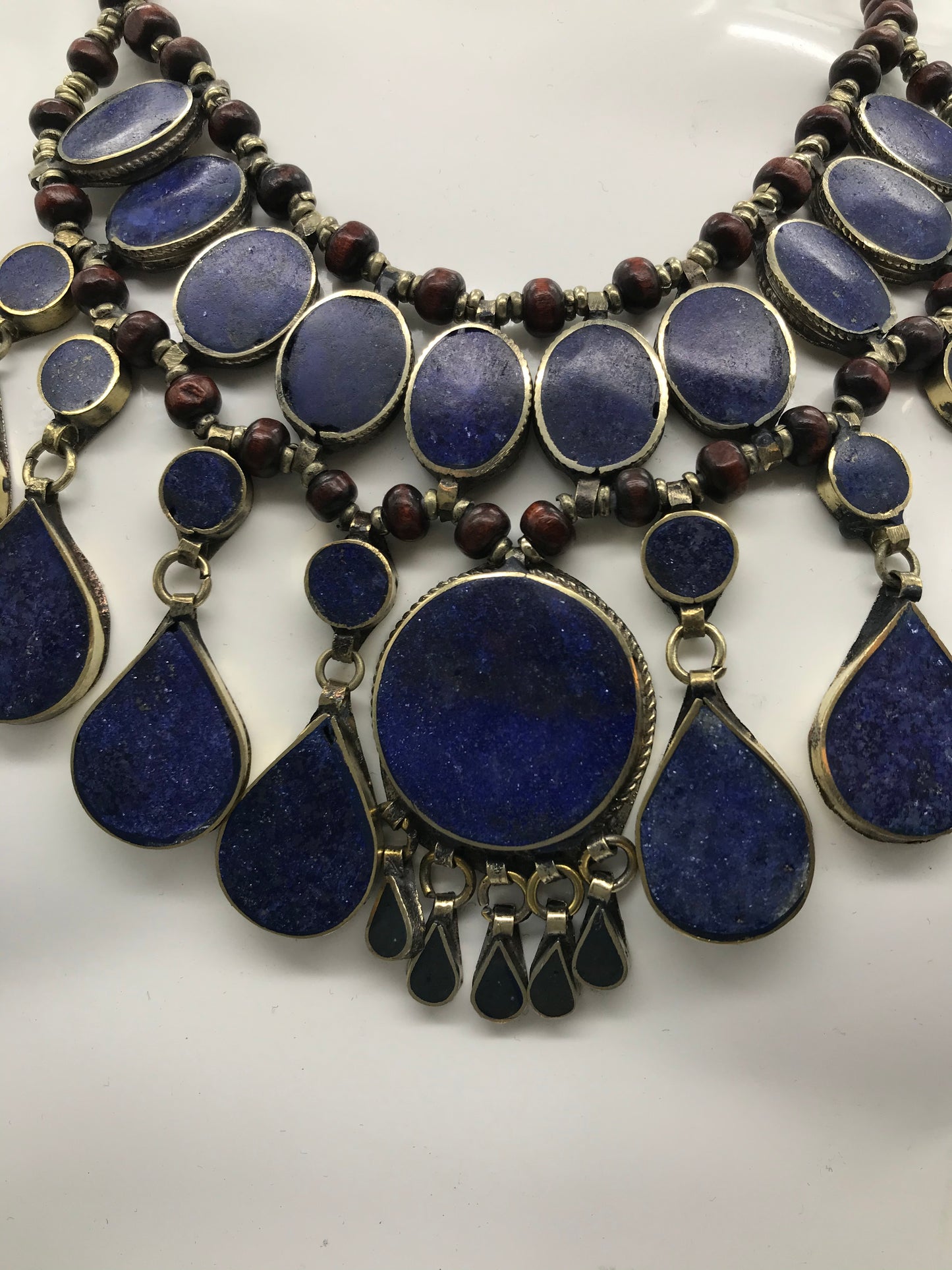 Statement Kette, Modeschmuck, königsblau, silber und rotfarbend, Tropfenform