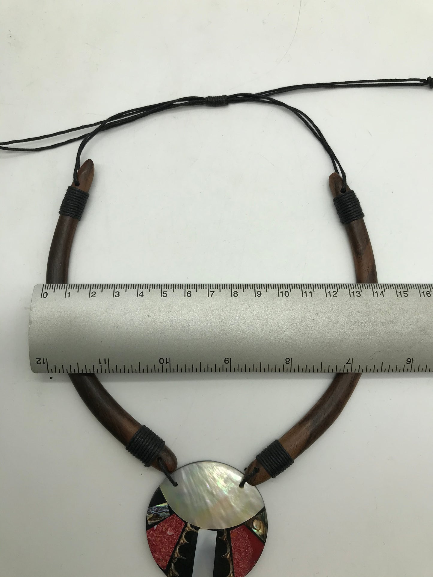 Kette aus Holz, Afrikanischer Look, runde Anhänger, Perlsmuttfarbend,rot,schwarz,braun