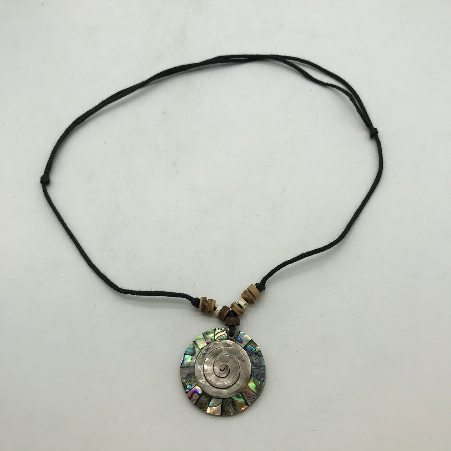 2 x Kette aus Holz, Afrikanischer Look, runde Anhänger, Perlsmuttfarbend