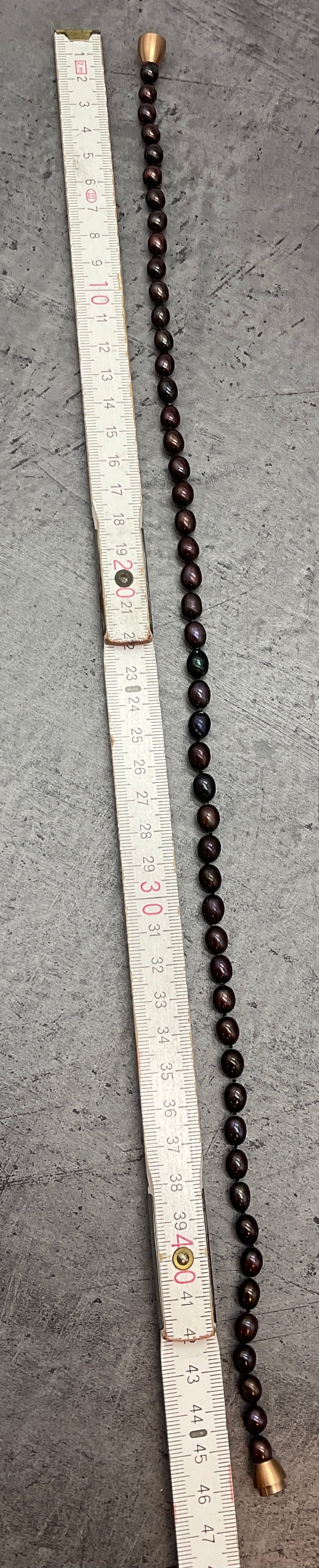 Modeschmuck Perlenkette, dunkellila, beerenfarbend, goldfarbener Magnetverschluss
