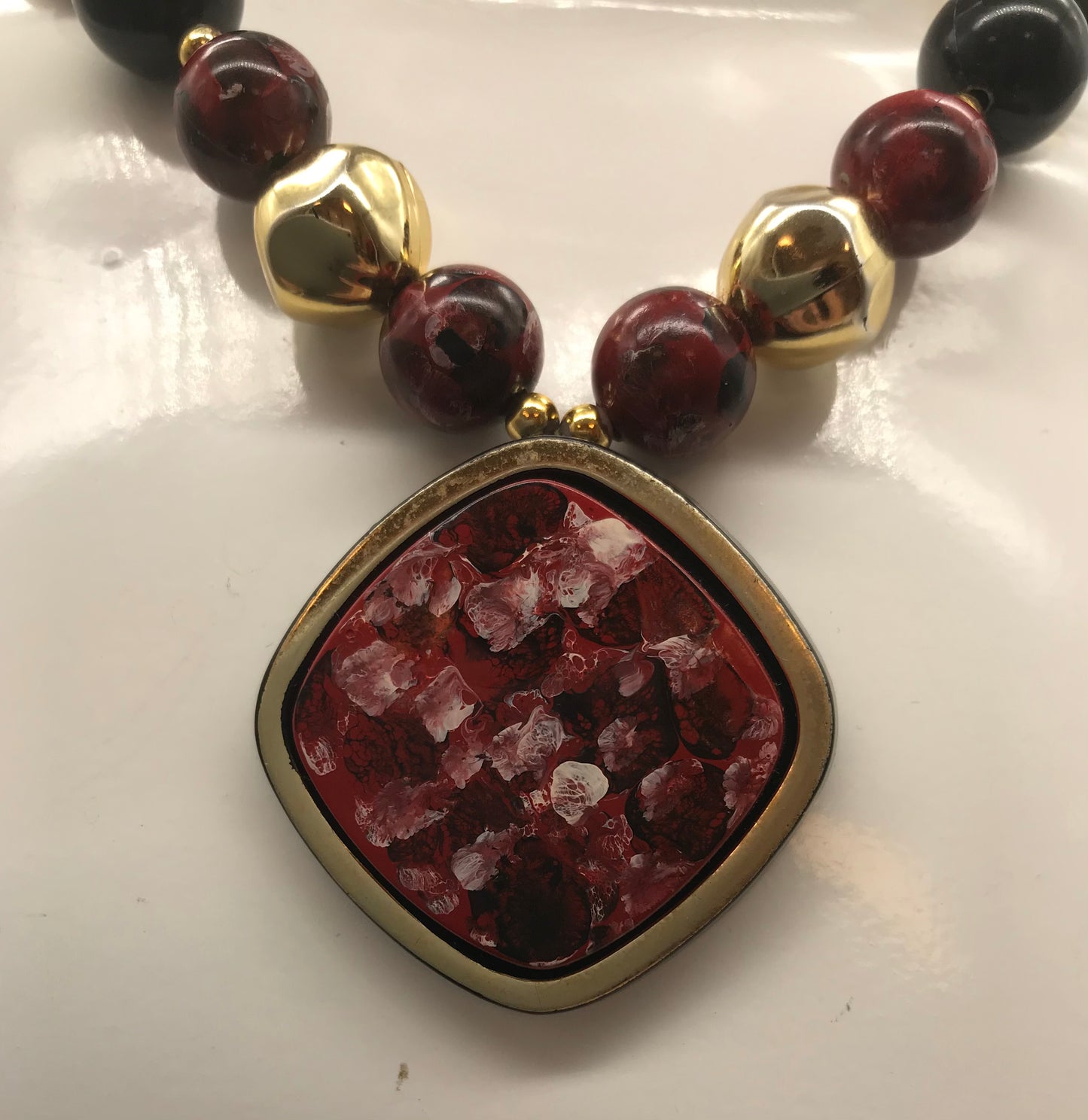 Dekorative Kette, Kette mit Perlen, gold, rot, schwarz farben