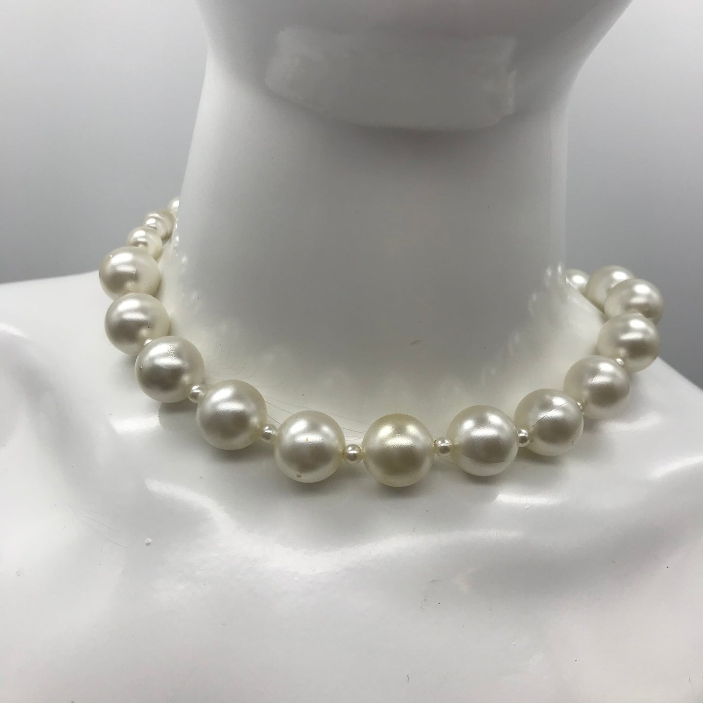 Dekorative Kette, Kette mit Perlen, weiß creme farben