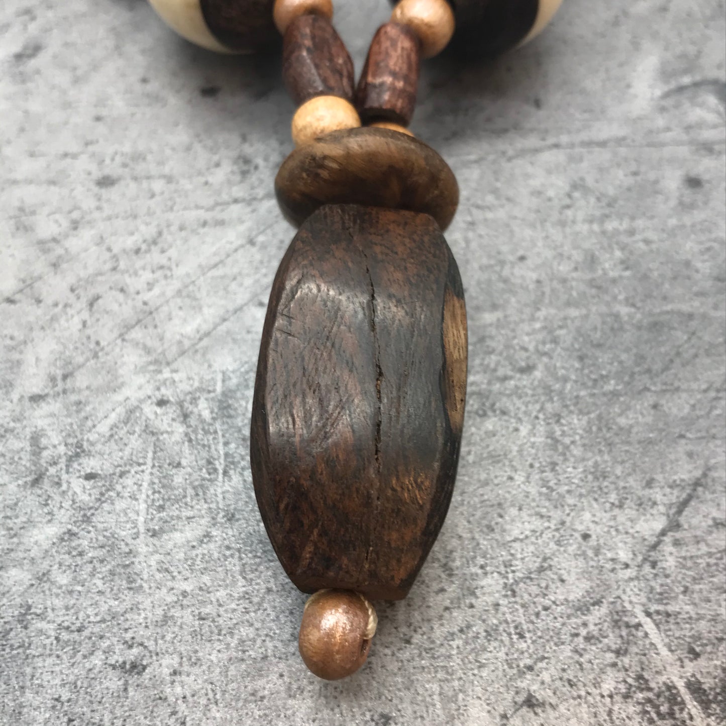 Dekorative Kette, Kette mit Perlen, holz