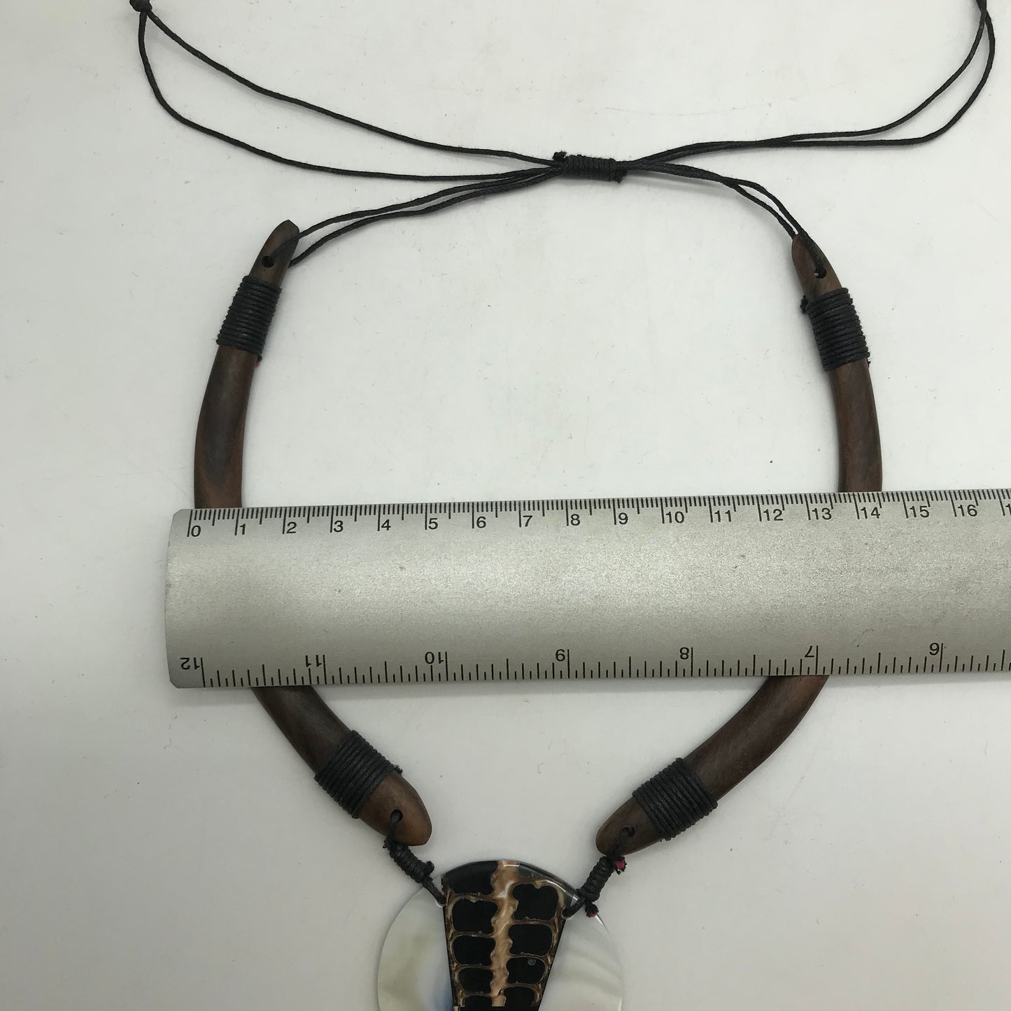 Kette aus Holz, Afrikanischer Look, runde Anhänger, Perlsmuttfarbend, beige, schwarz