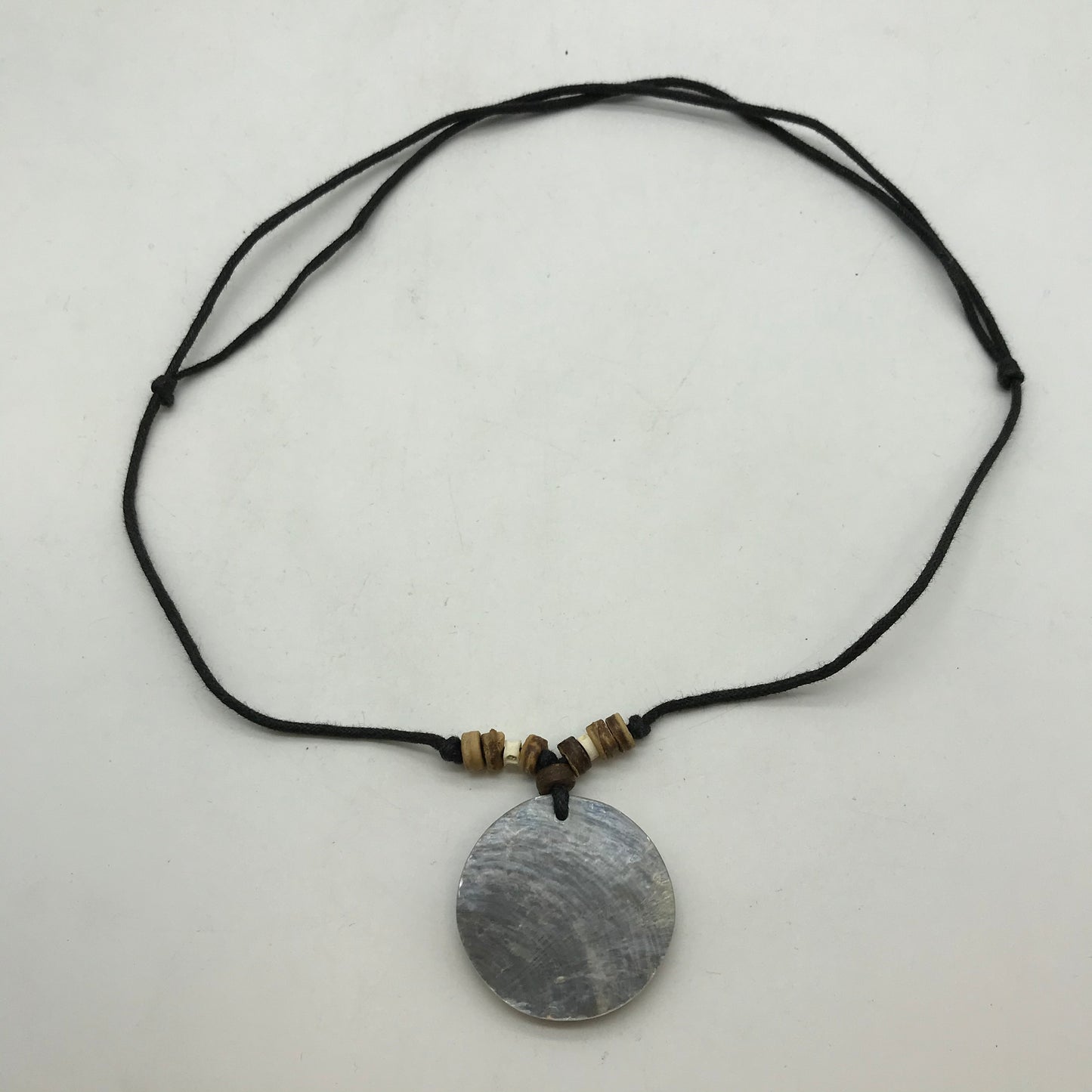 2 x Kette aus Holz, Afrikanischer Look, runde Anhänger, Perlsmuttfarbend
