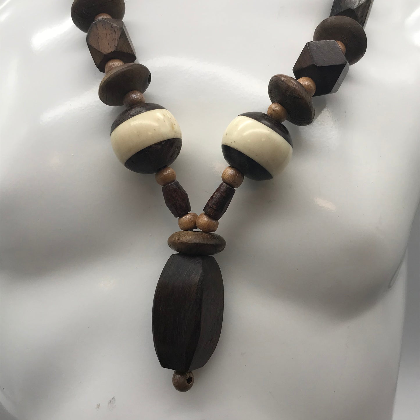 Dekorative Kette, Kette mit Perlen, holz