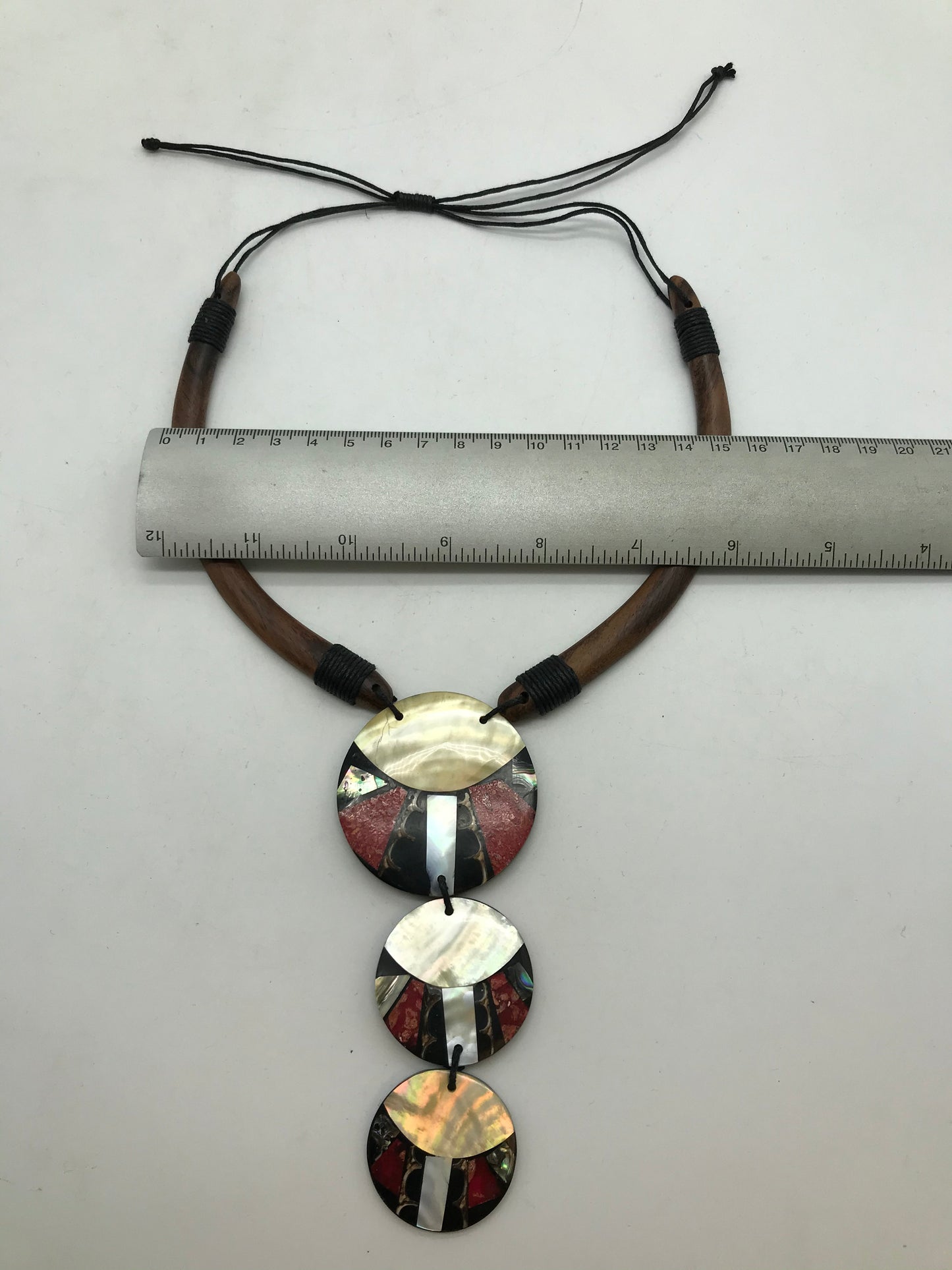 Kette aus Holz, Afrikanischer Look, runde Anhänger, Perlsmuttfarbend,rot,schwarz,braun