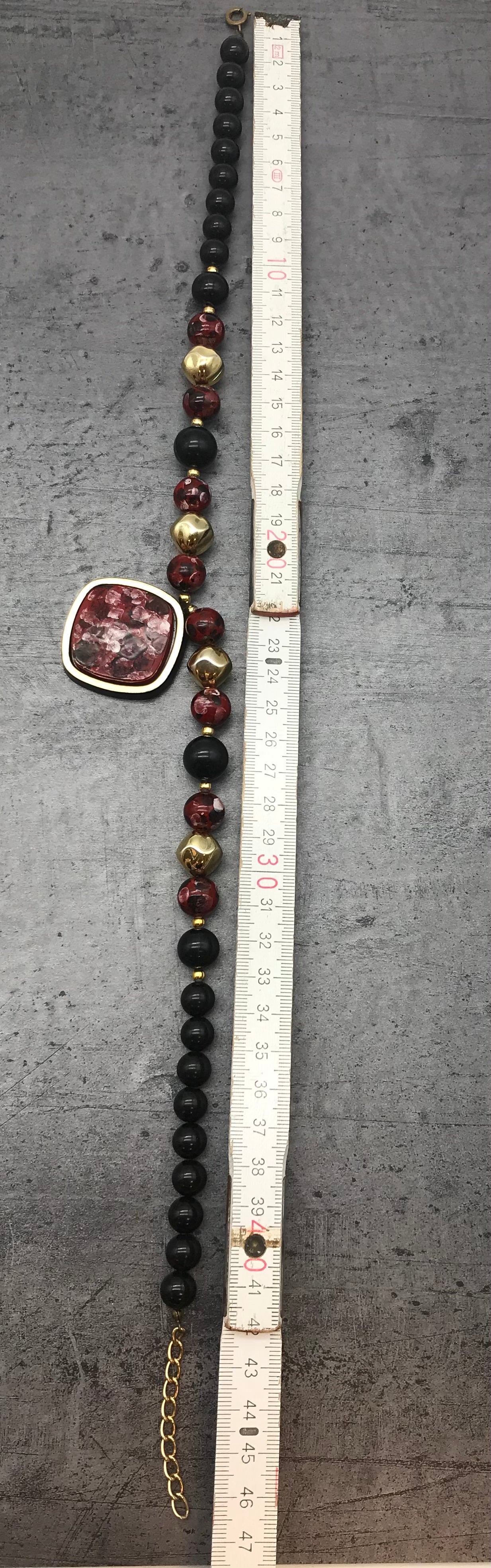 Dekorative Kette, Kette mit Perlen, gold, rot, schwarz farben