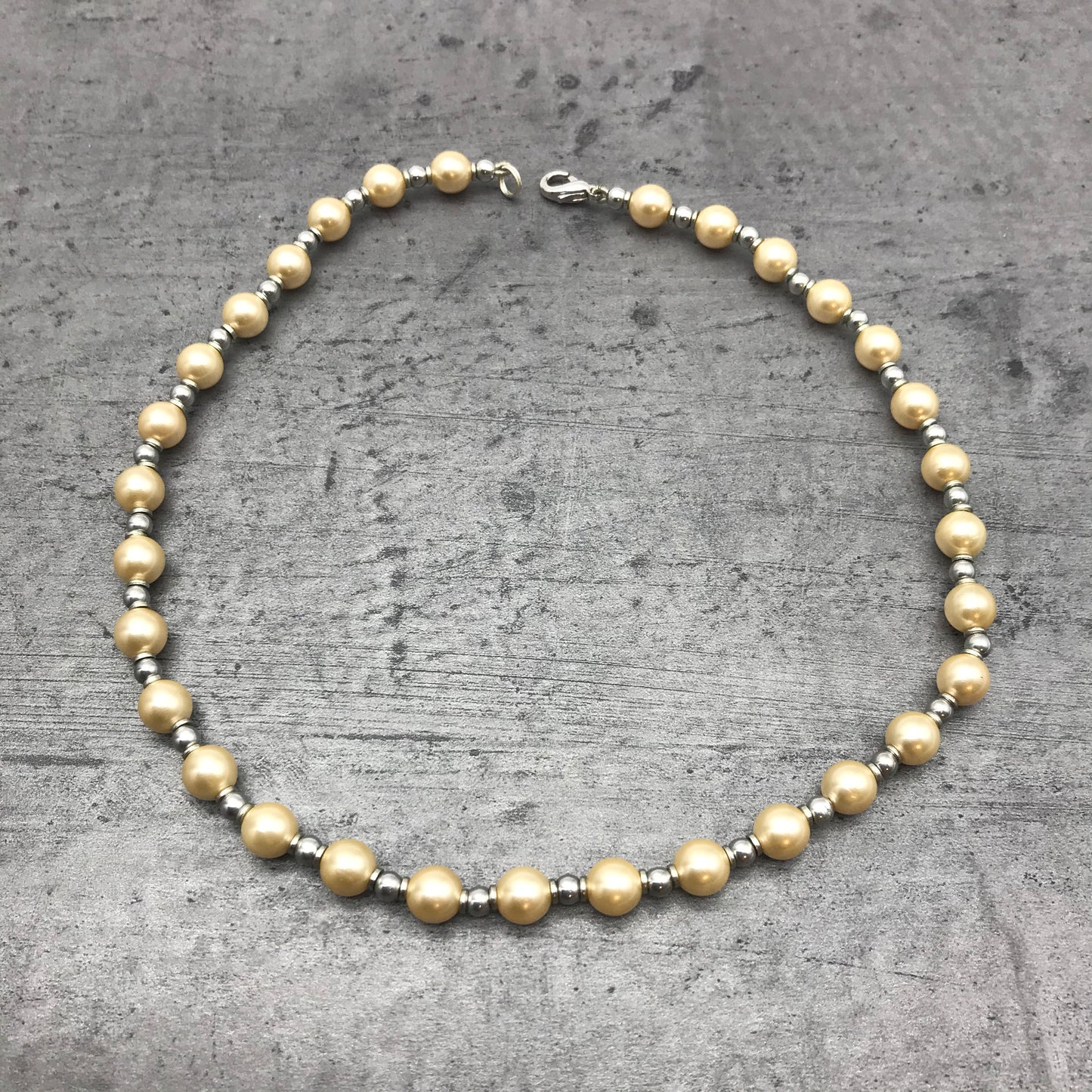 Dekorative Kette, Kette mit Perlen, weiß creme, silber farben