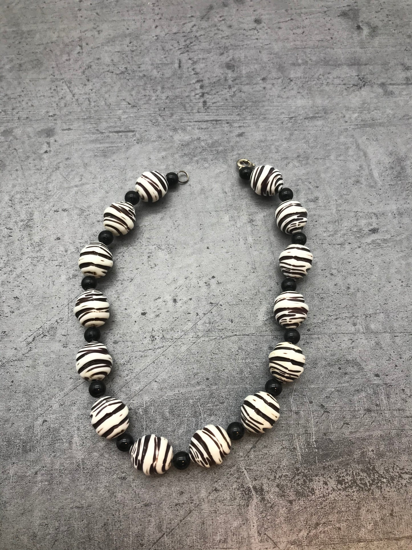 Dekorative Kette, Kette mit Perlen, schwarz weiß farben, geringelt