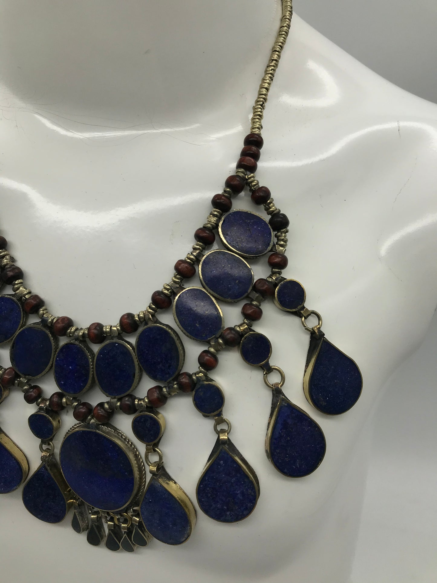 Statement Kette, Modeschmuck, königsblau, silber und rotfarbend, Tropfenform