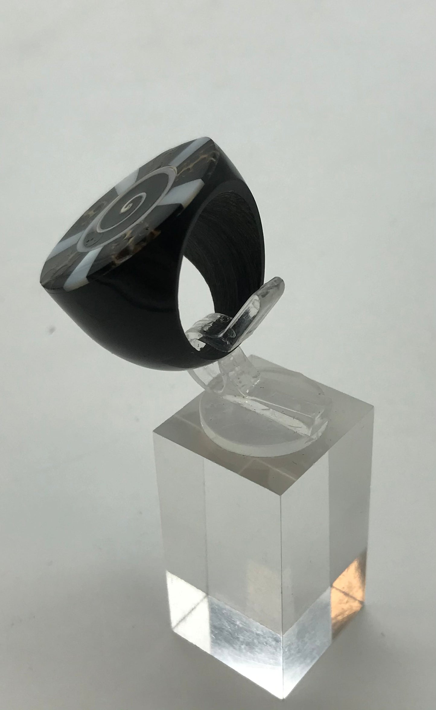 Ring aus Holz - Perlmuttfarben - Handarbeit- Muschelmotiv, Ringgröße: 18,5mm