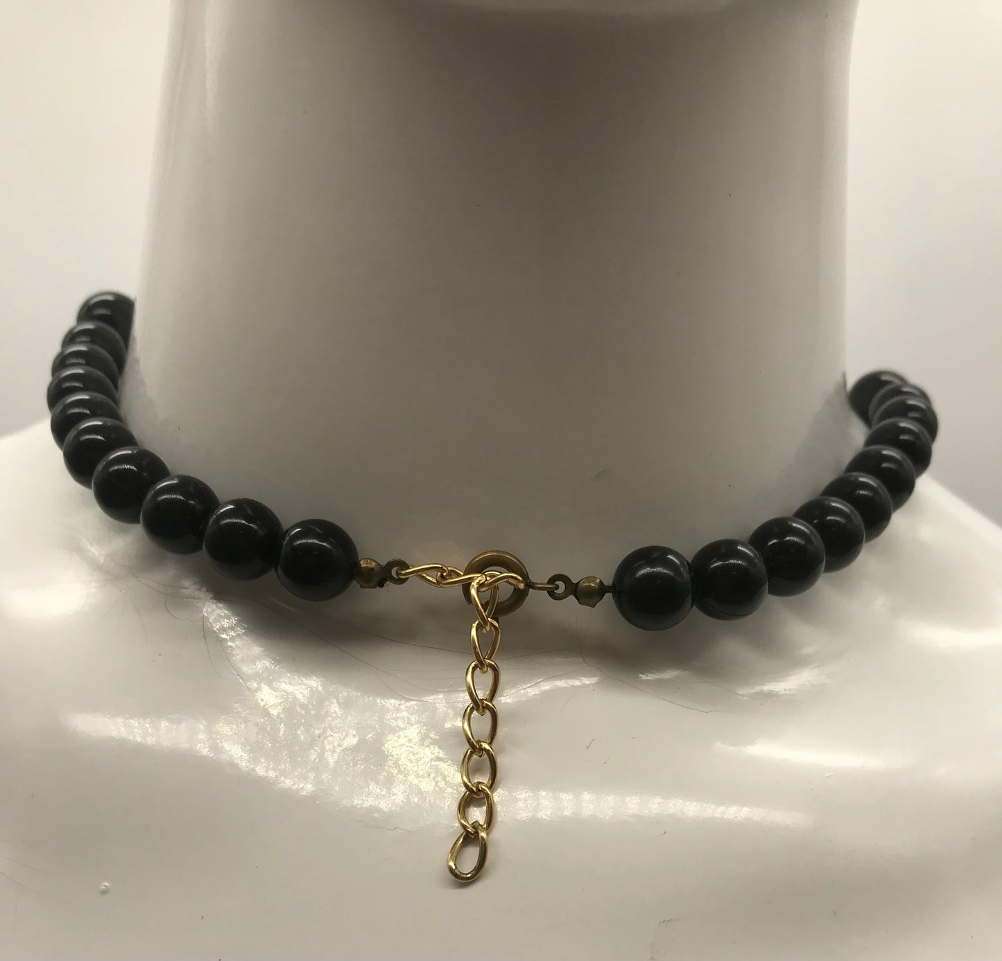 Dekorative Kette, Kette mit Perlen, gold, rot, schwarz farben